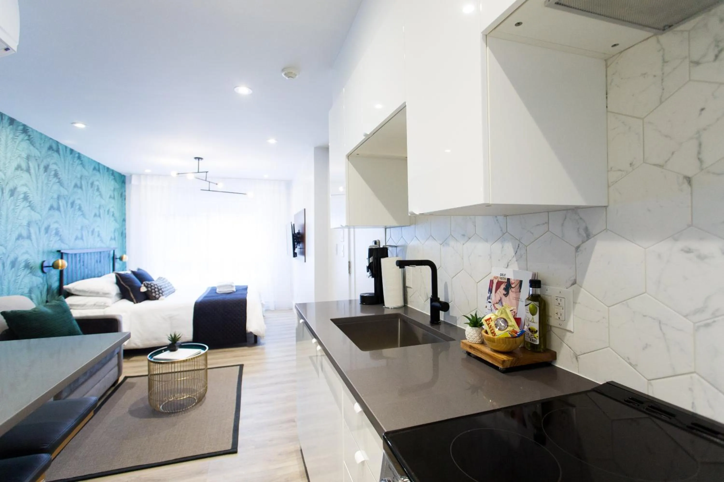 Studio Palms Steps from JeanTalon Market Full Bath by Den Stays