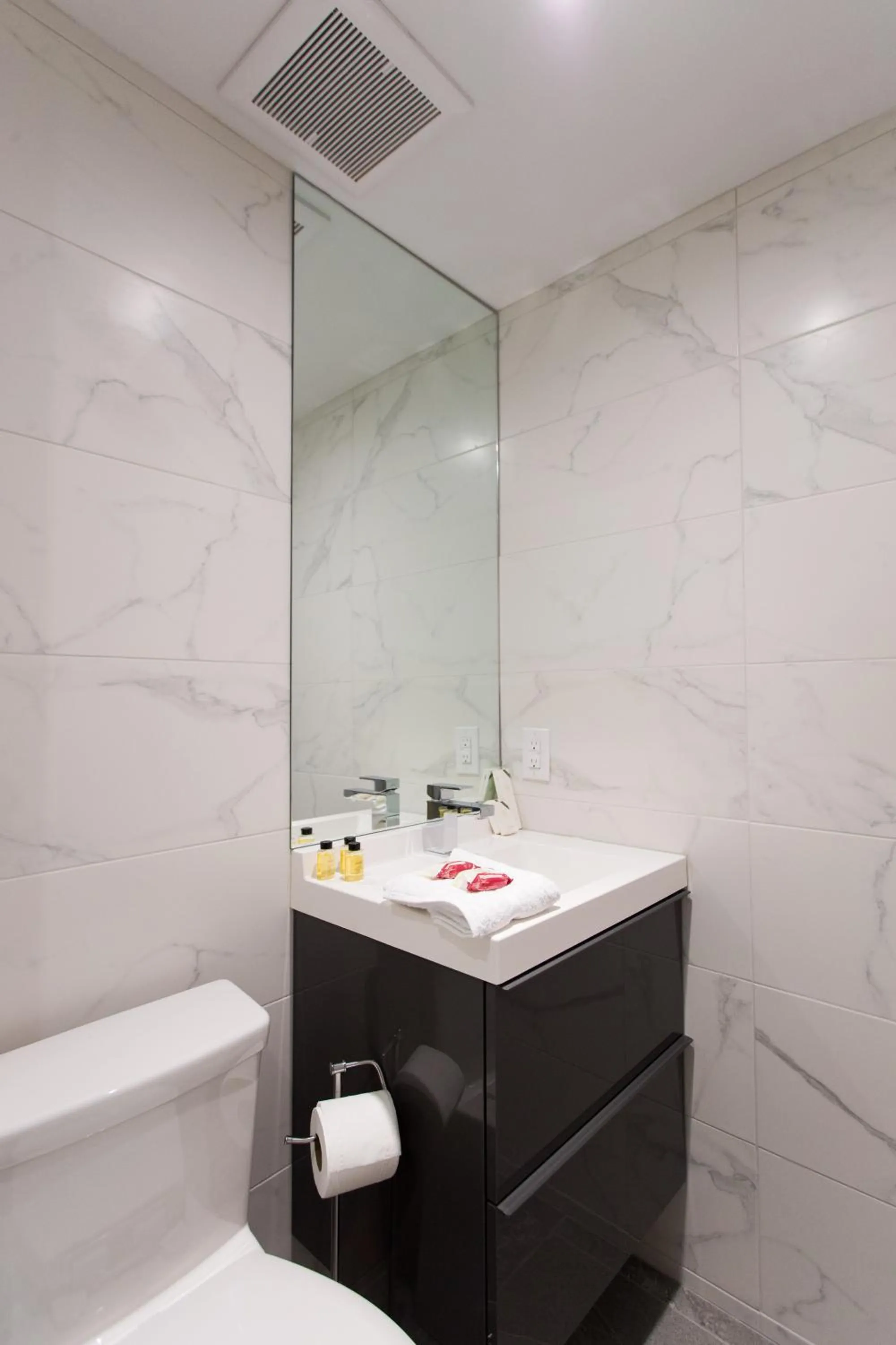 Studio Palms Steps from JeanTalon Market Full Bath by Den Stays