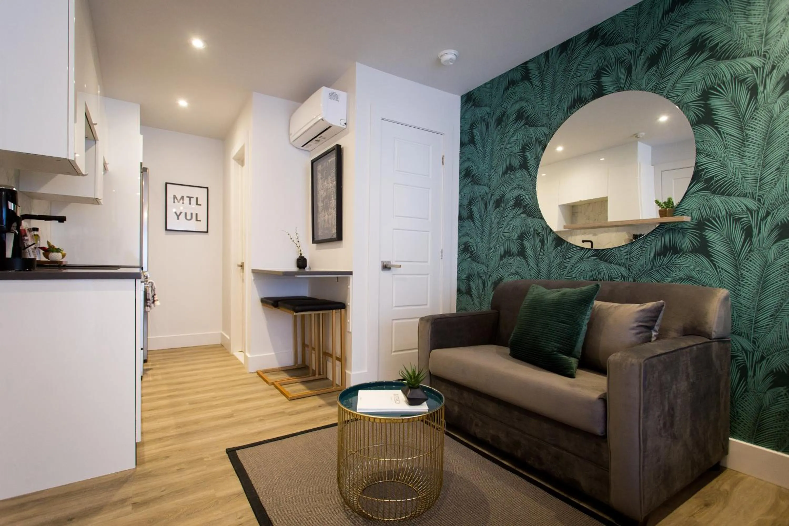 Studio Palms Steps from JeanTalon Market Full Bath by Den Stays