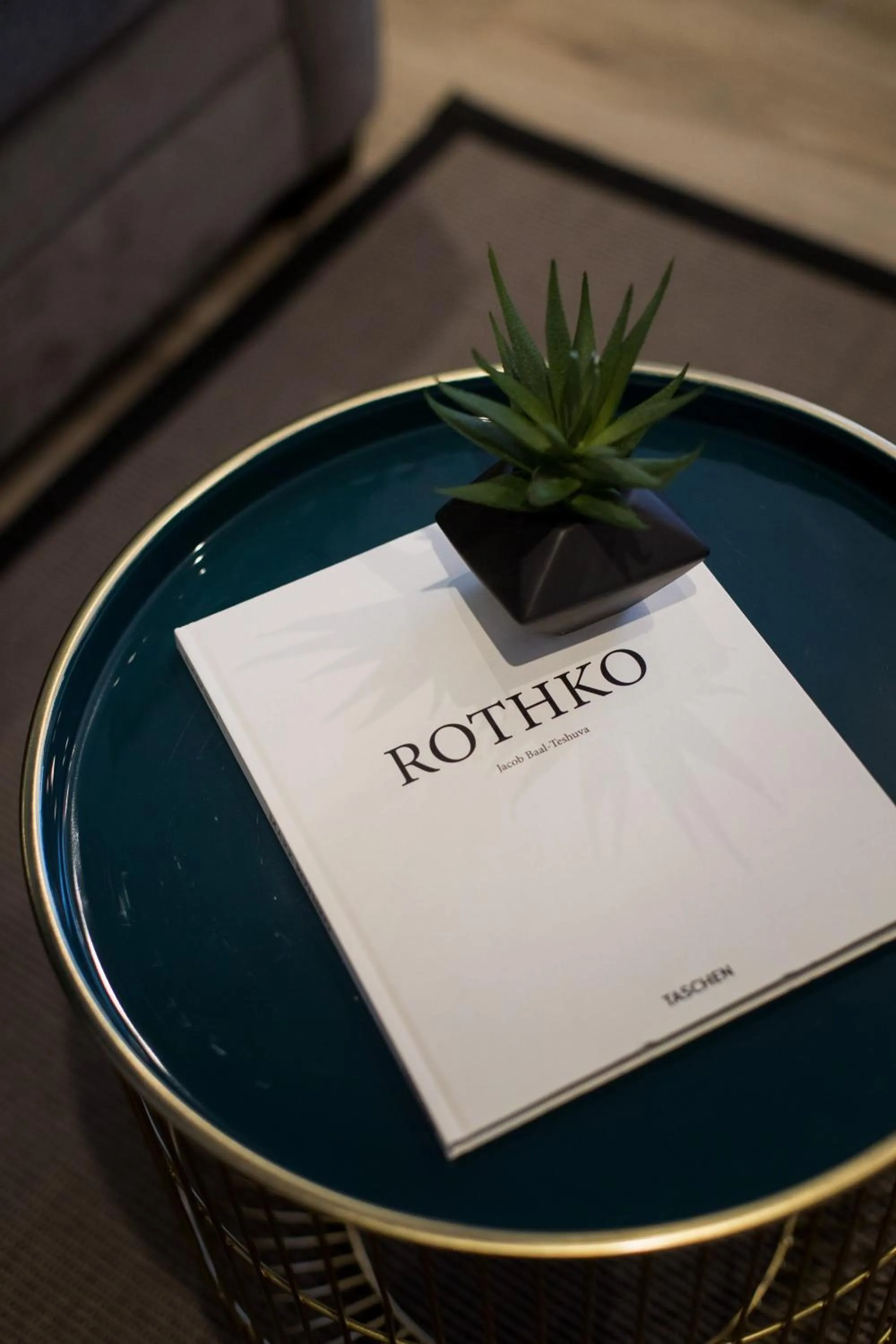 Studio Palms Steps from JeanTalon Market Full Bath by Den Stays