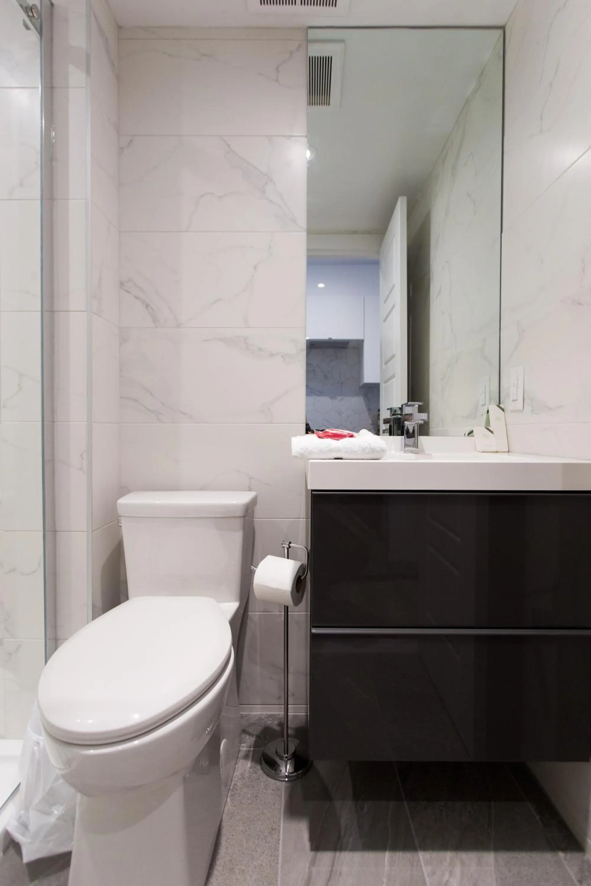 Studio Palms Steps from JeanTalon Market Full Bath by Den Stays