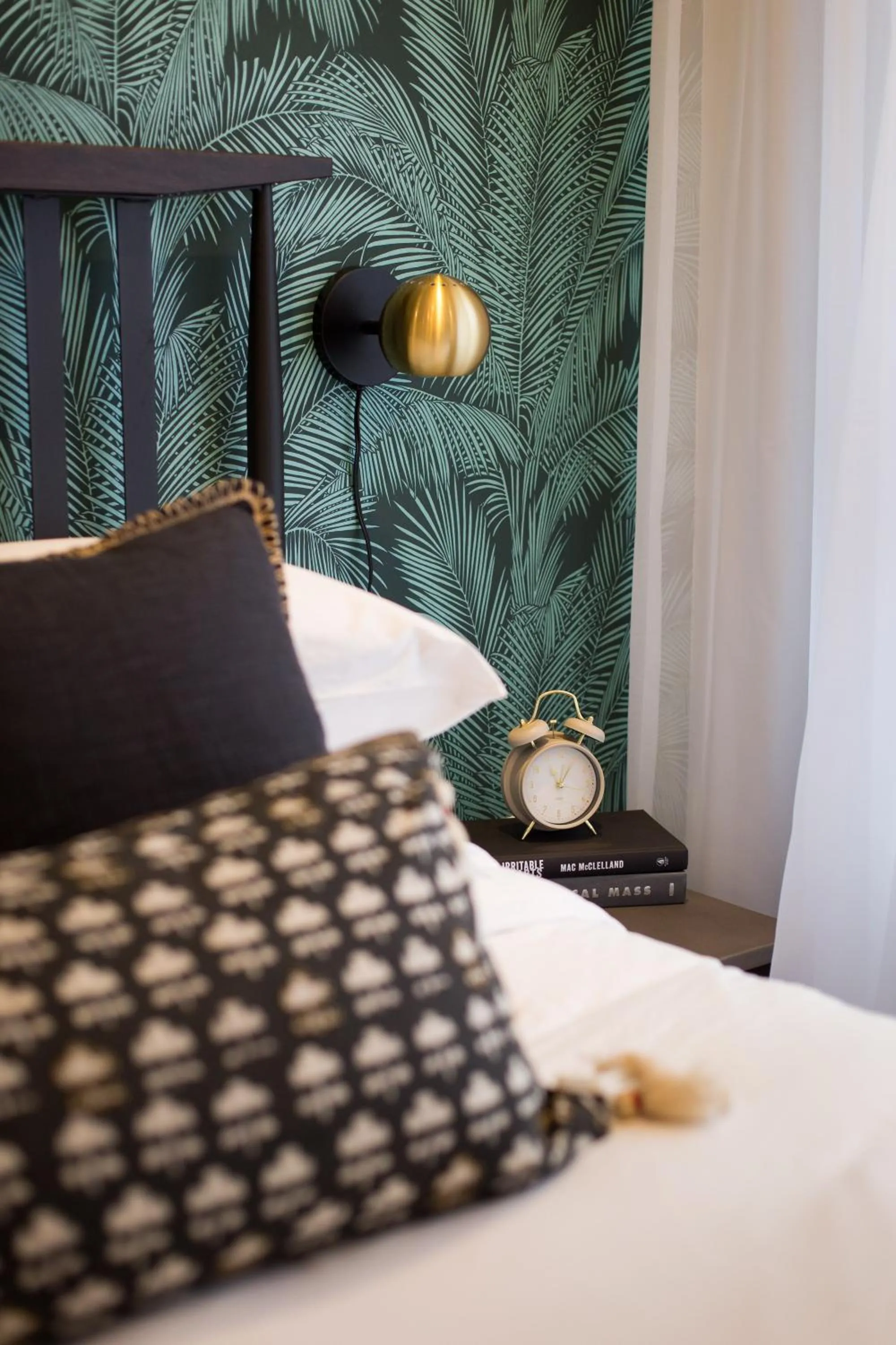 Bed in Studio Palms Steps from JeanTalon Market Full Bath by Den Stays