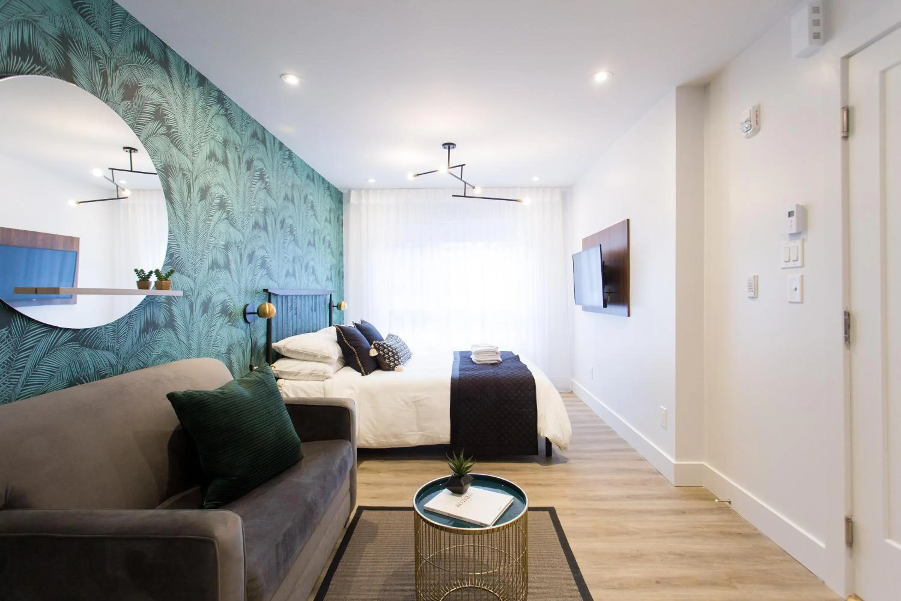 Studio Palms Steps from JeanTalon Market Full Bath by Den Stays