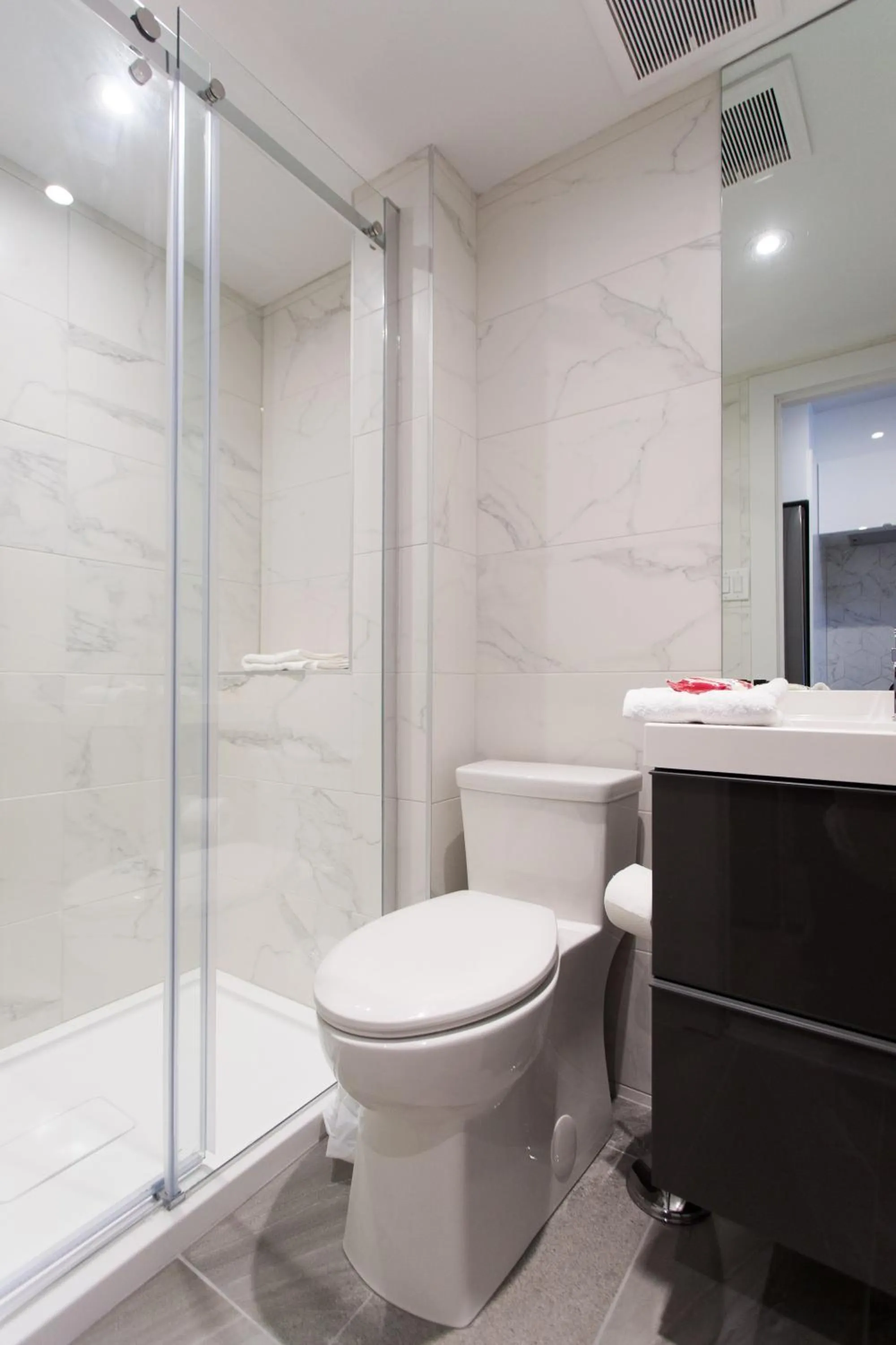 Studio Palms Steps from JeanTalon Market Full Bath by Den Stays