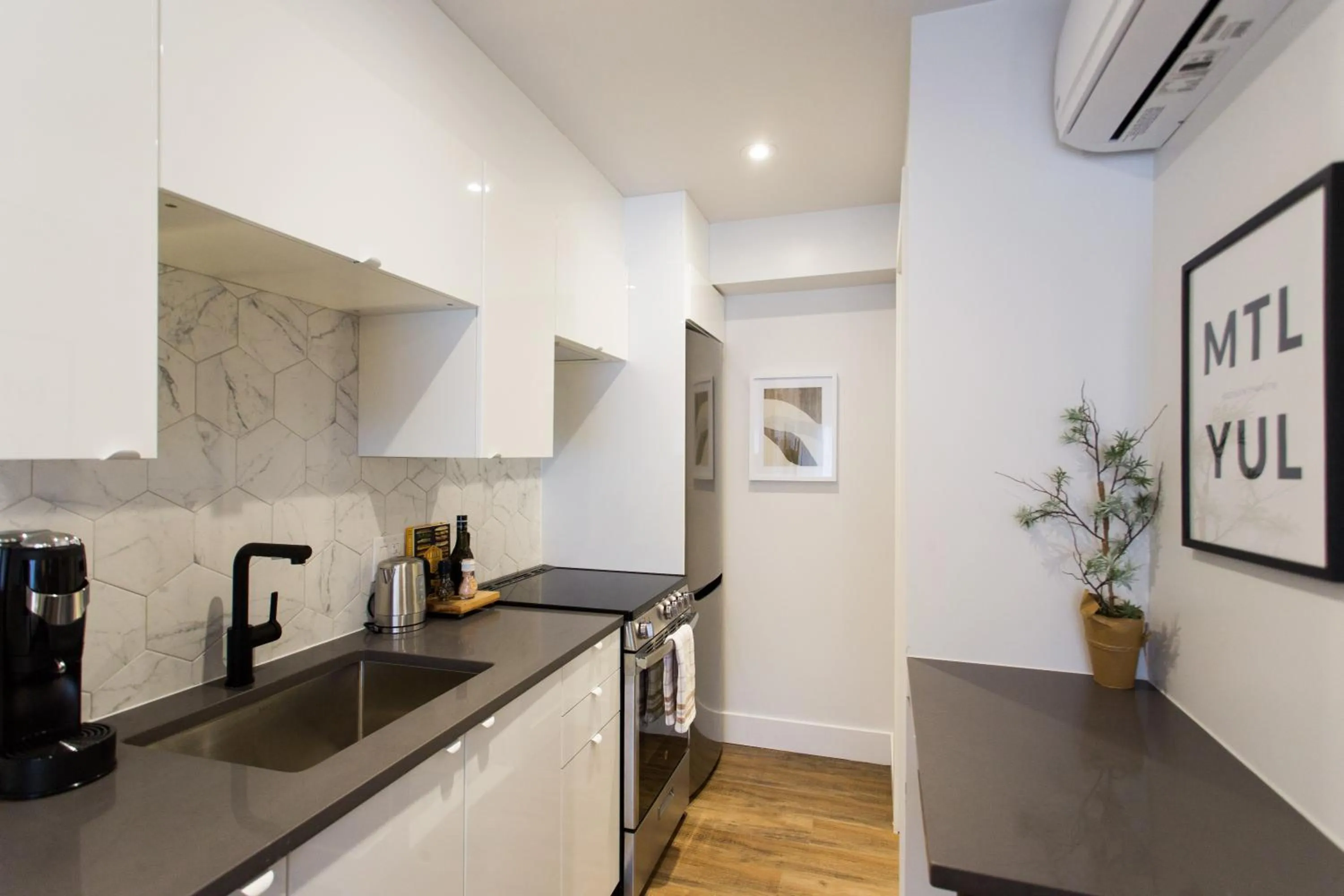 Romantic Studio in the Heart of Little Italy by Den Stays