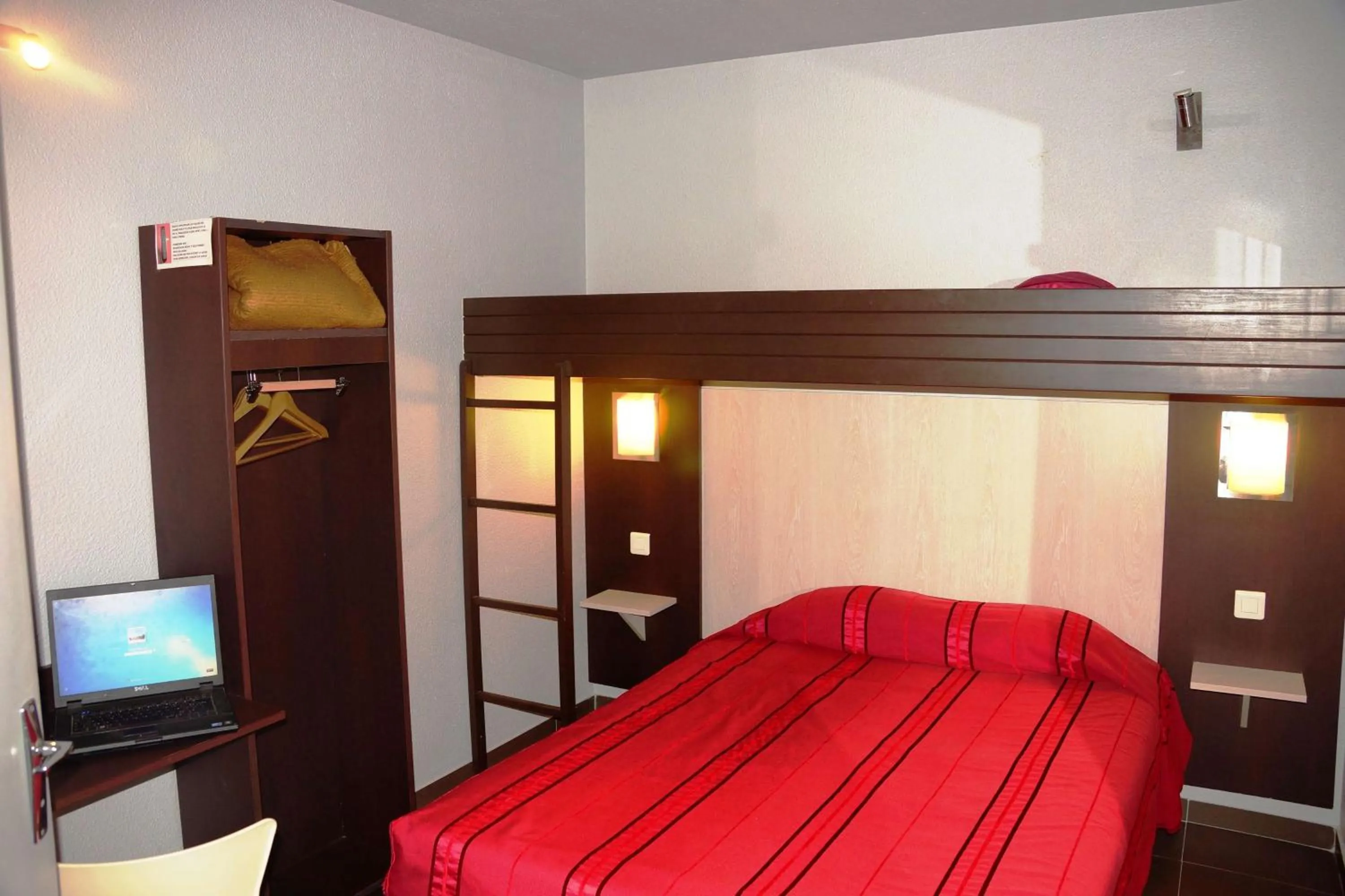 Bedroom, Bed in Brit Hotel Essentiel Sète / Balaruc