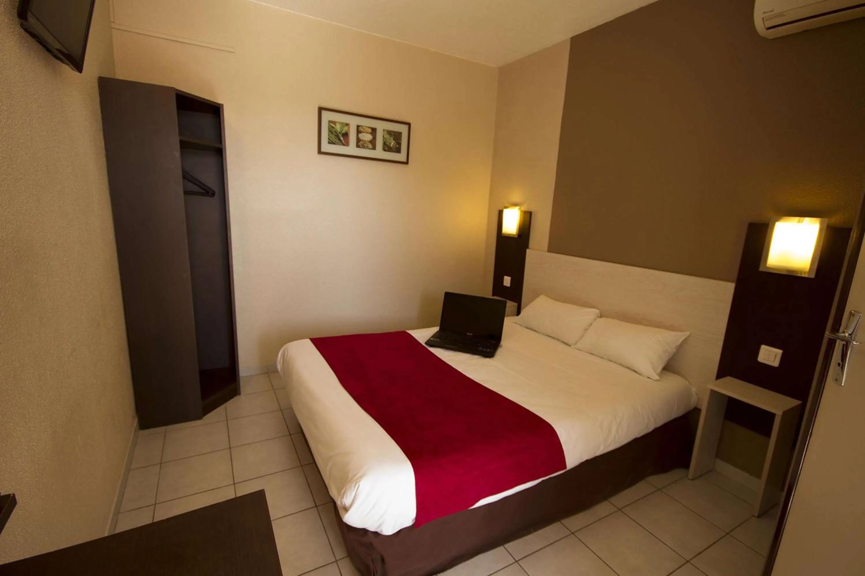 Bedroom, Bed in Brit Hotel Essentiel Sète / Balaruc