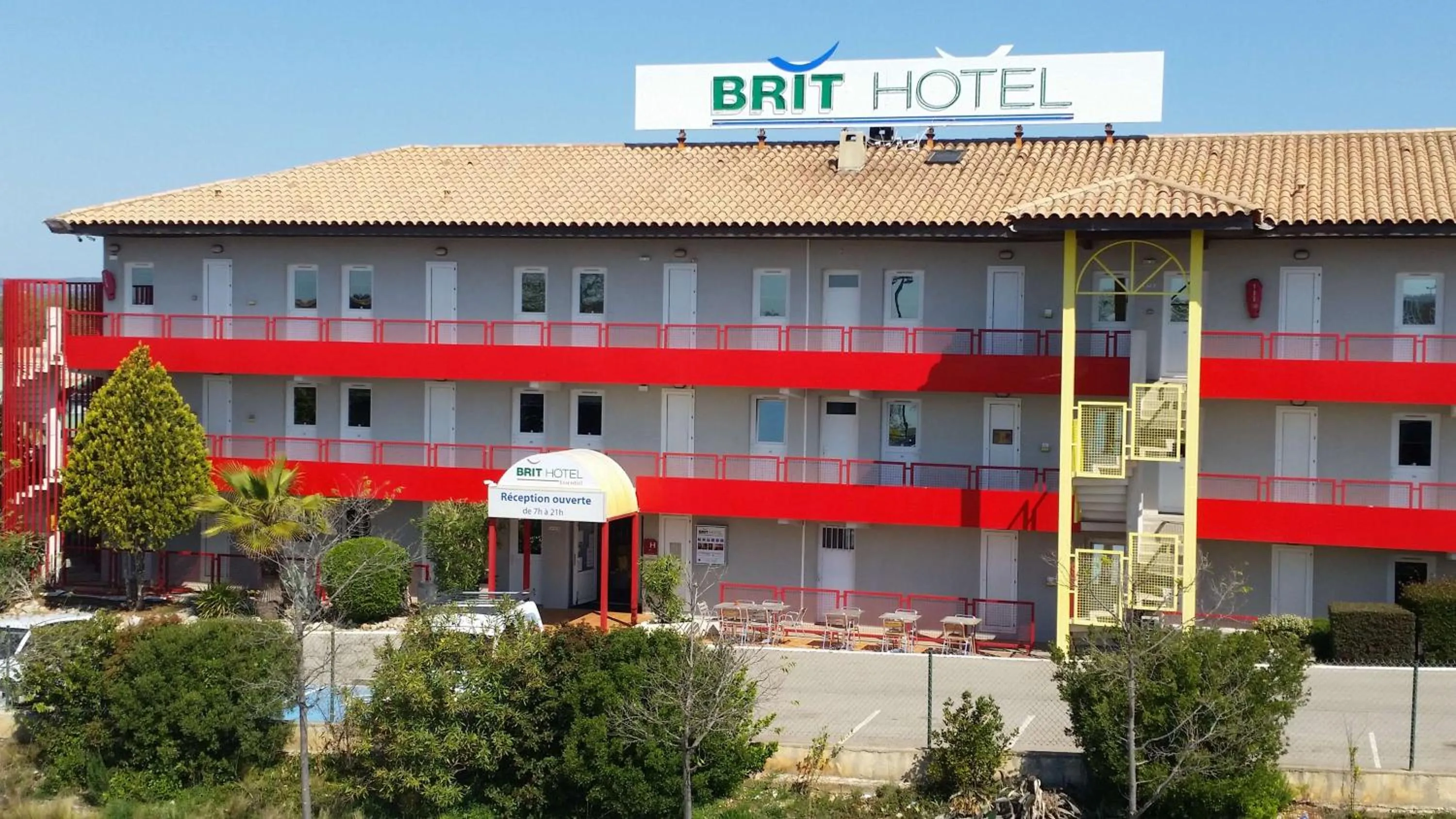 Property building in Brit Hotel Essentiel Sète / Balaruc