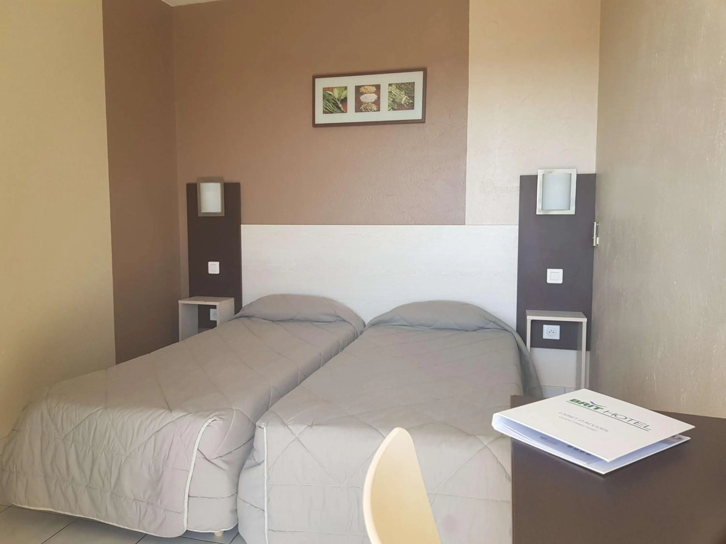 Bedroom, Bed in Brit Hotel Essentiel Sète / Balaruc