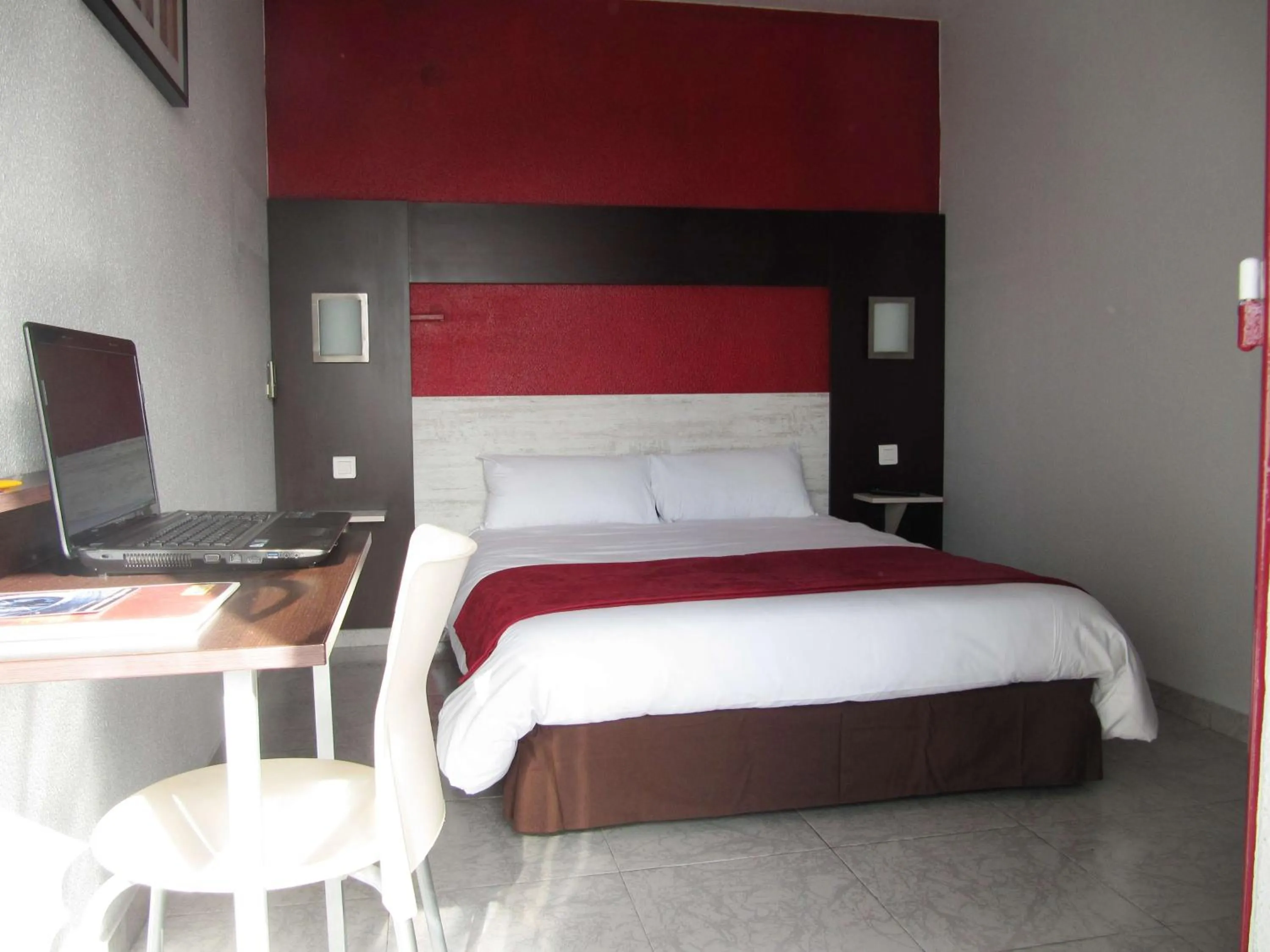 Bedroom, Bed in Brit Hotel Essentiel Sète / Balaruc