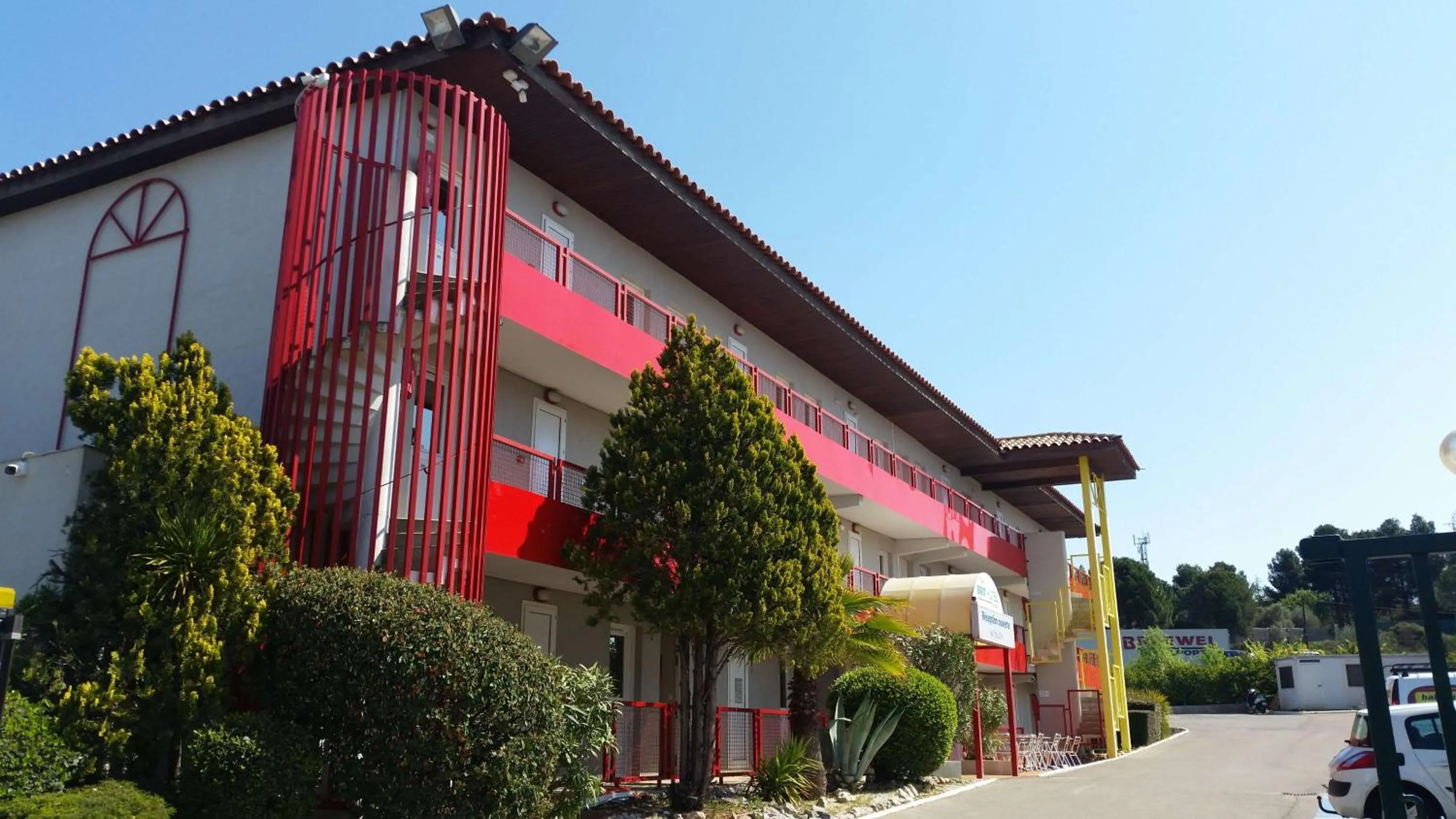 Property building in Brit Hotel Essentiel Sète / Balaruc