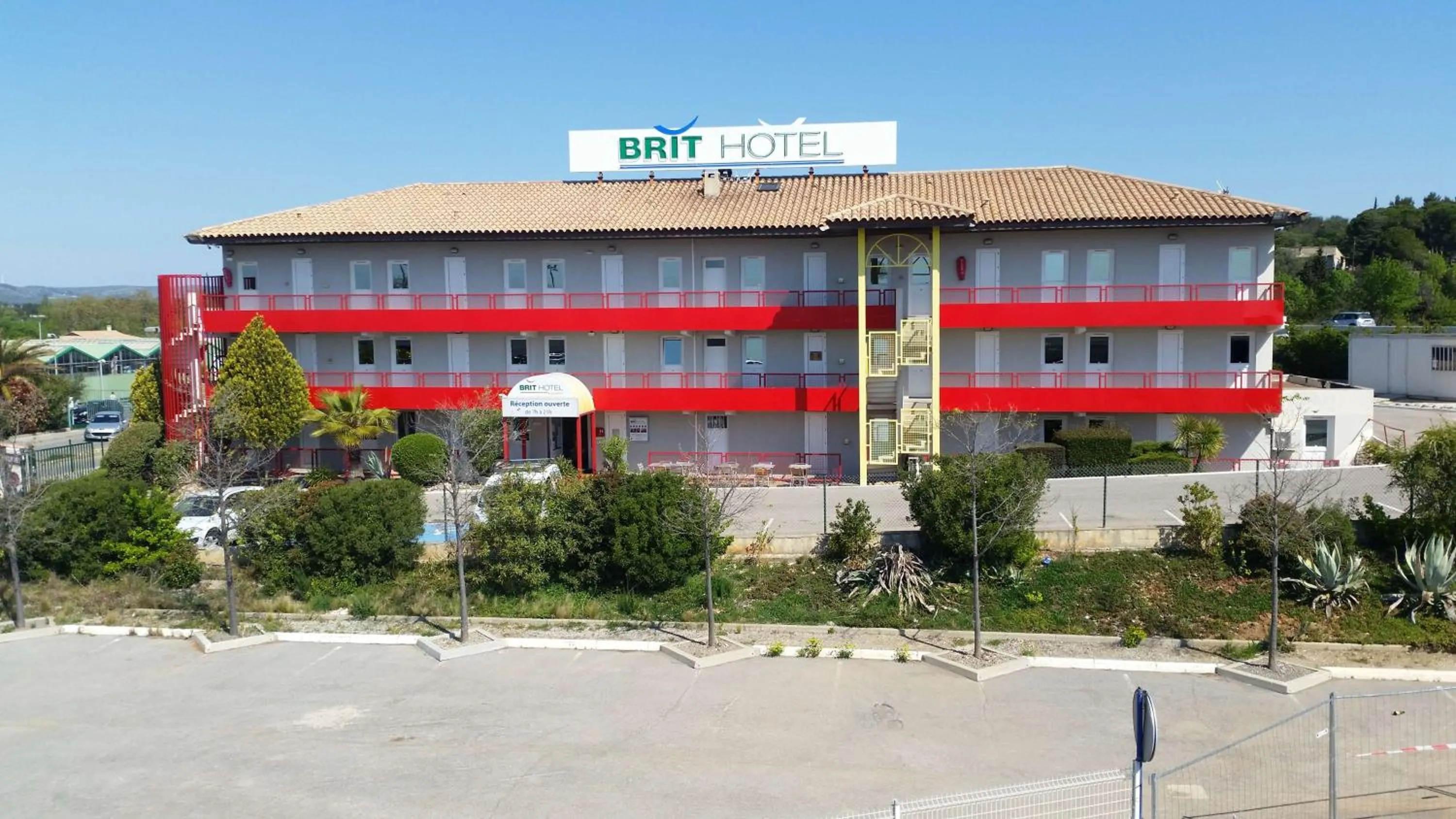 Property building in Brit Hotel Essentiel Sète / Balaruc