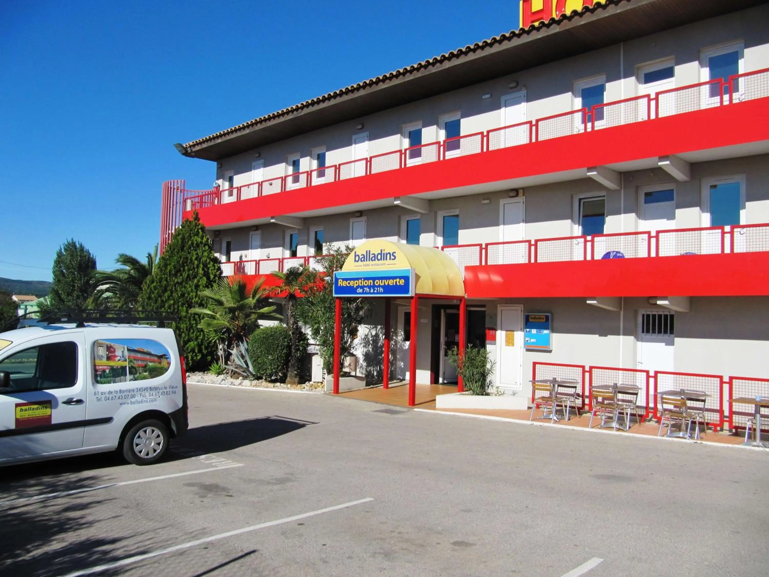 Property building in Brit Hotel Essentiel Sète / Balaruc