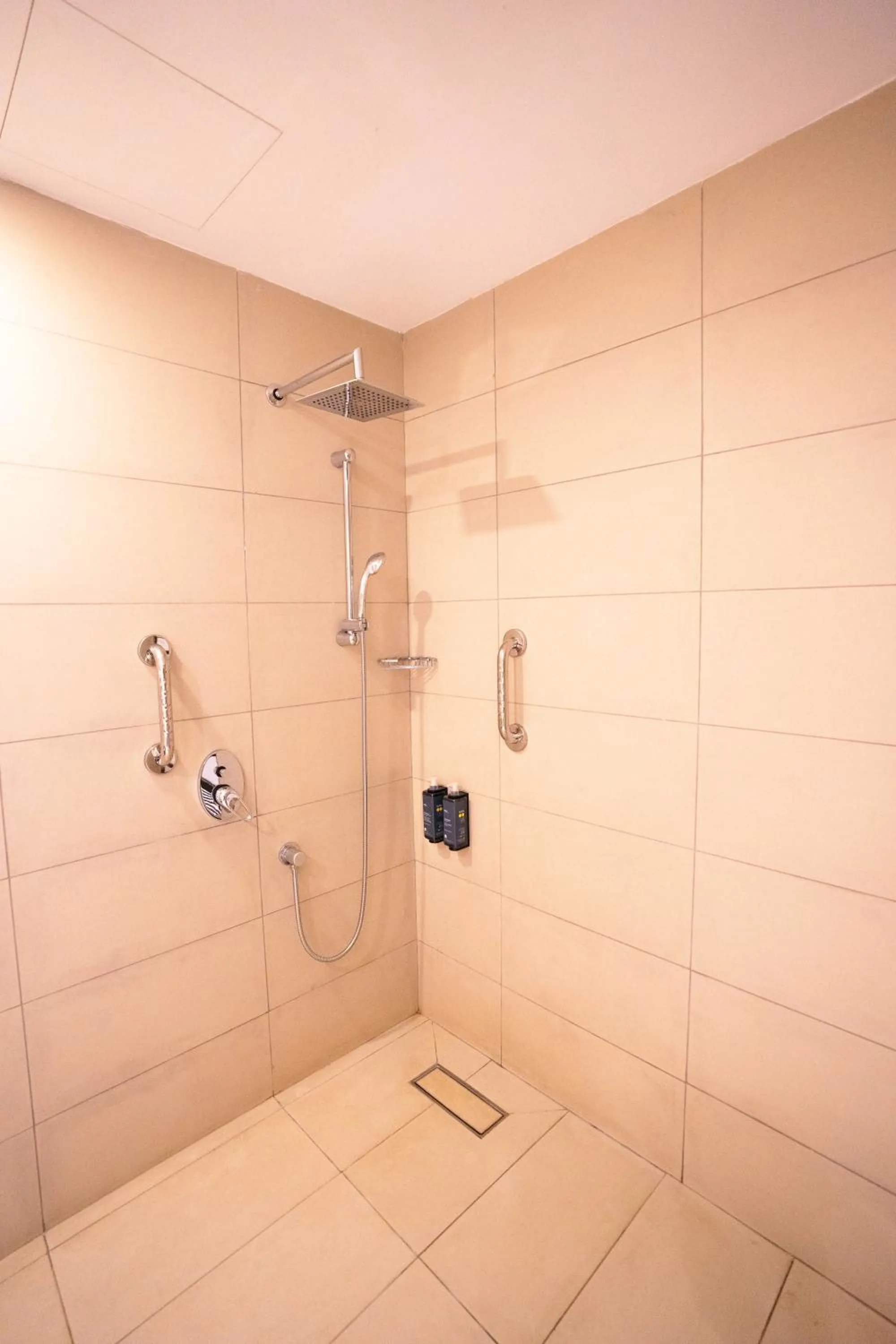 Shower in Sarova Imperial Hotel