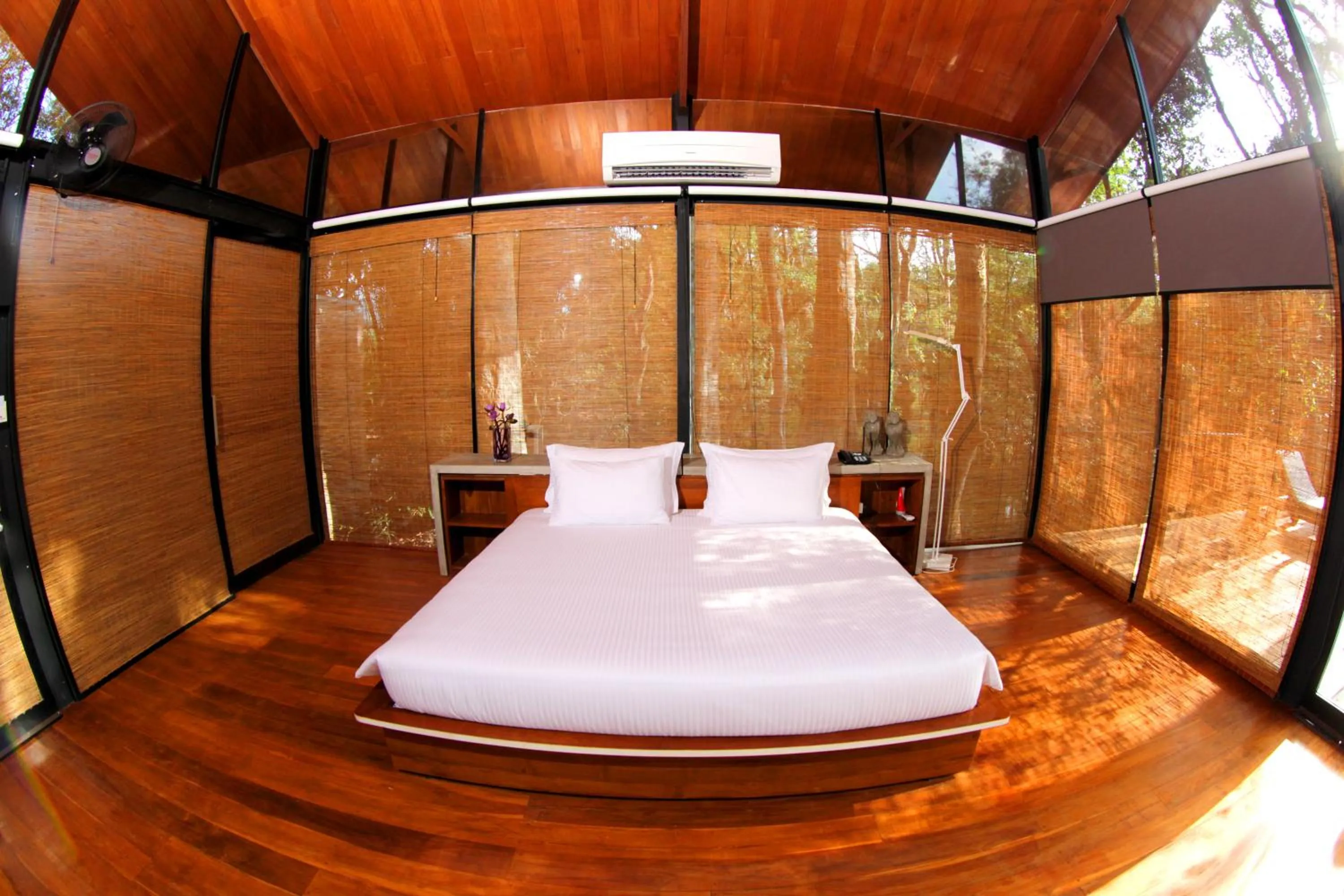 Photo of the whole room, Bed in Kalundewa Retreat