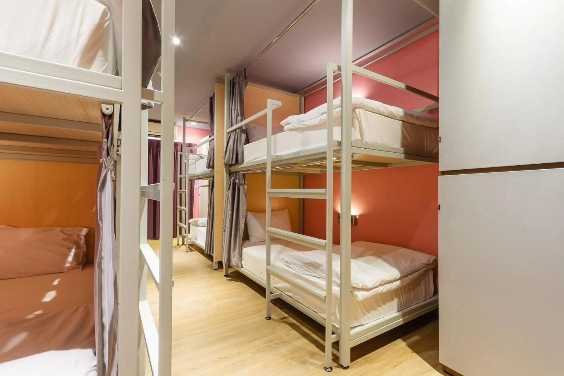 Photo of the whole room, Bed in Siamaze Hostel