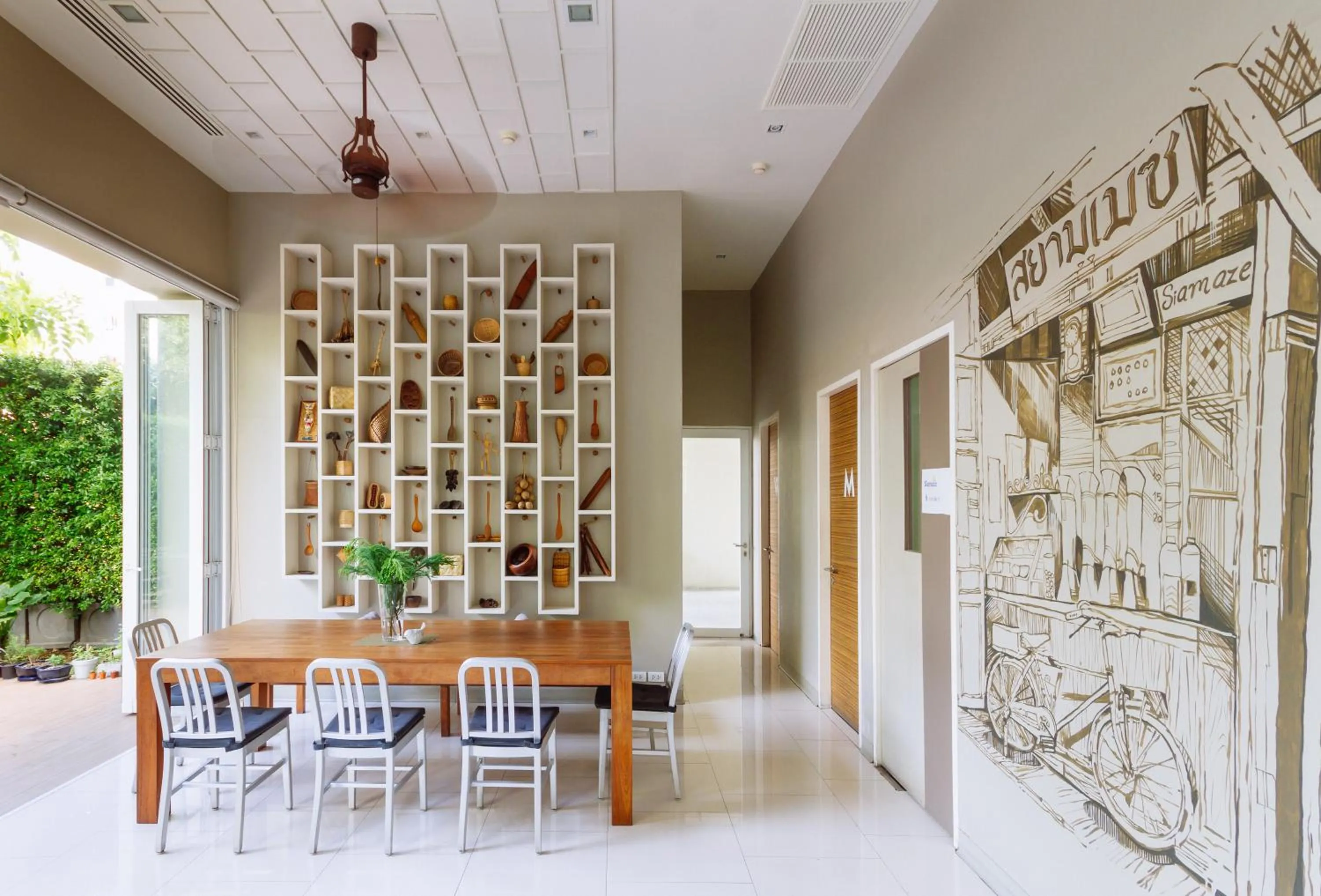 Restaurant/places to eat in Siamaze Hostel