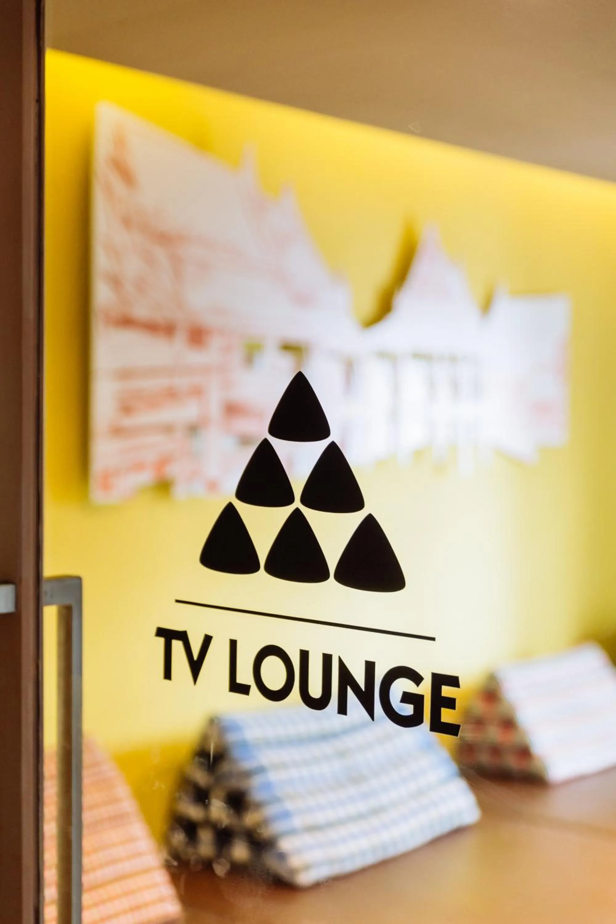 Communal lounge/ TV room in Siamaze Hostel