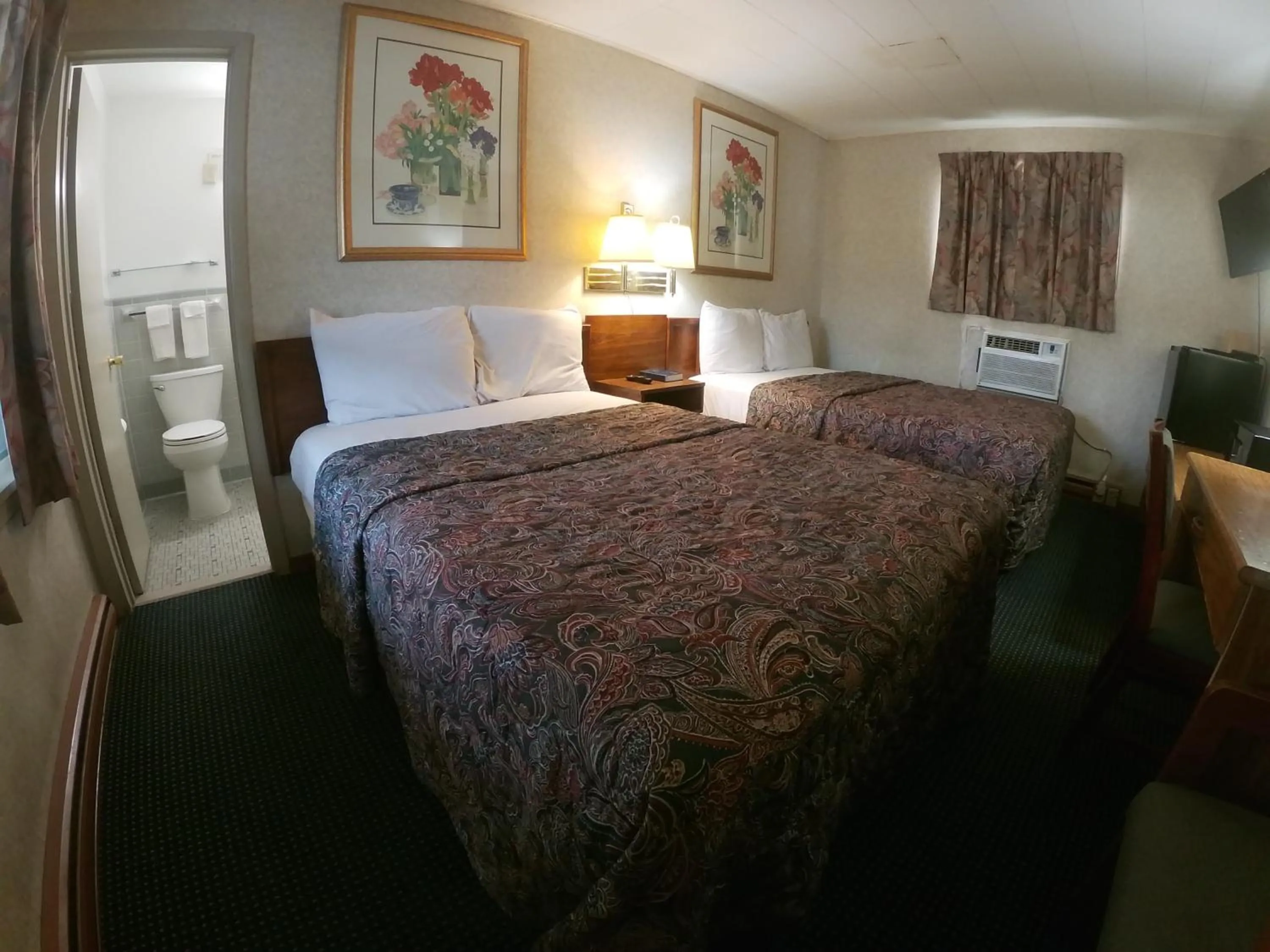 Photo of the whole room, Bed in Budget Inn Clearfield PA