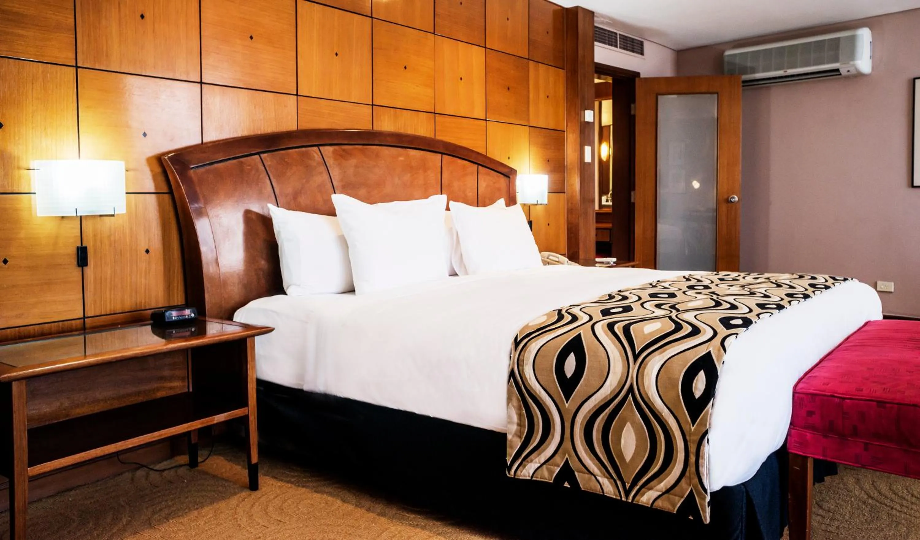 Bedroom, Bed in Crown Hotel