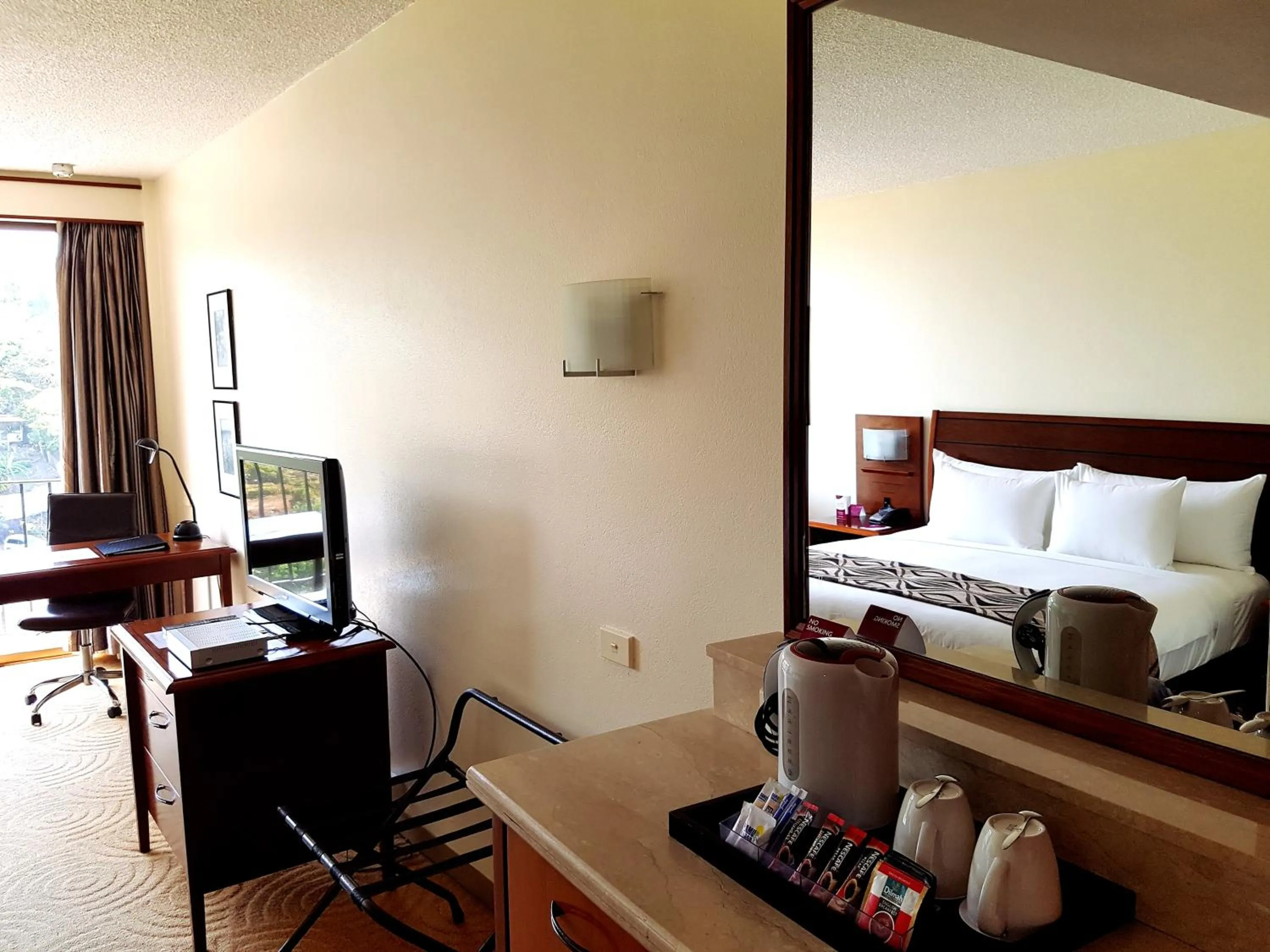 Coffee/tea facilities, Bed in Crown Hotel