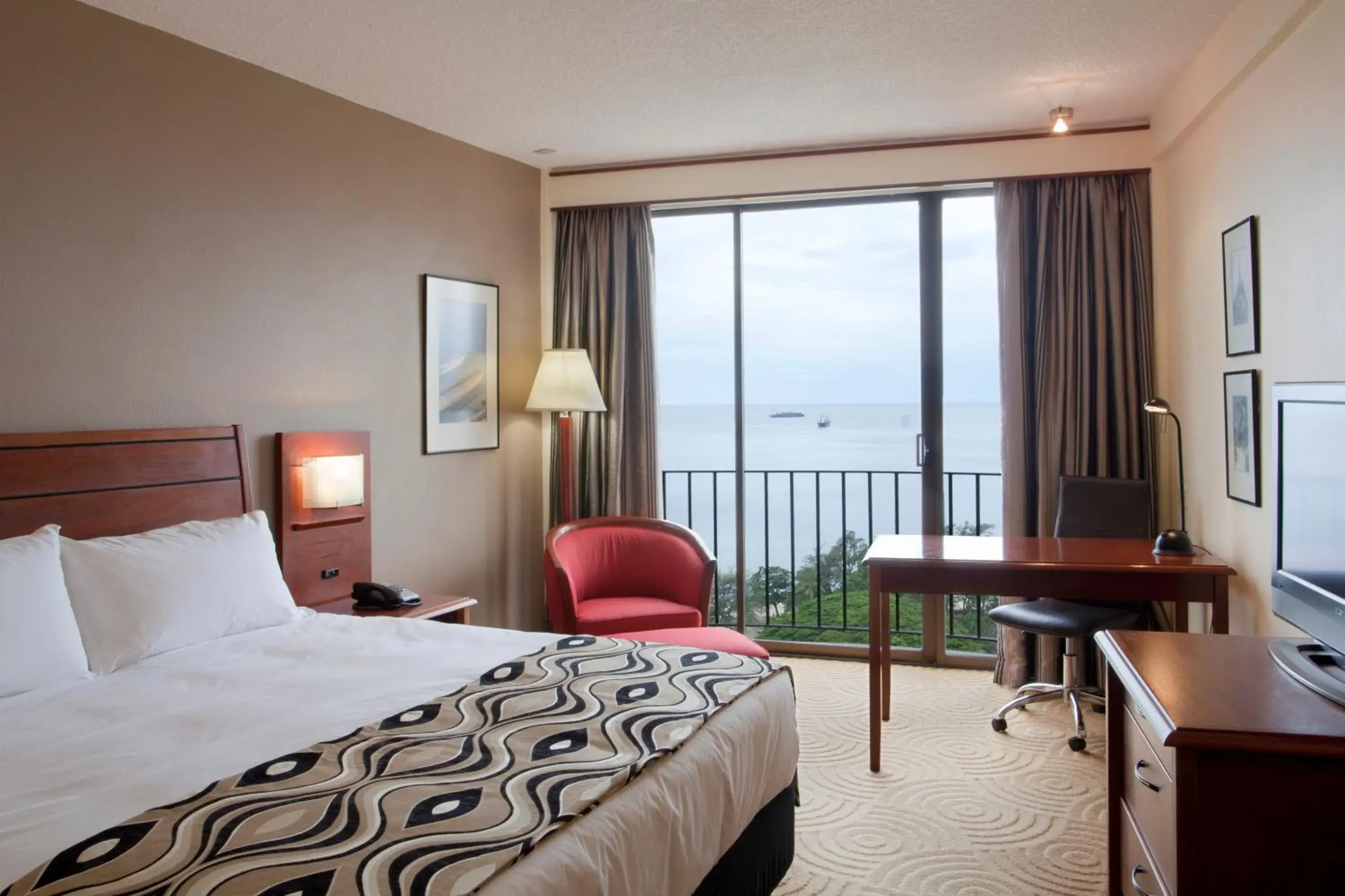 Executive King Room - single occupancy - Non Smoking in Crown Hotel Executive King Room - single occupancy - Non Smoking in Crown Hotel