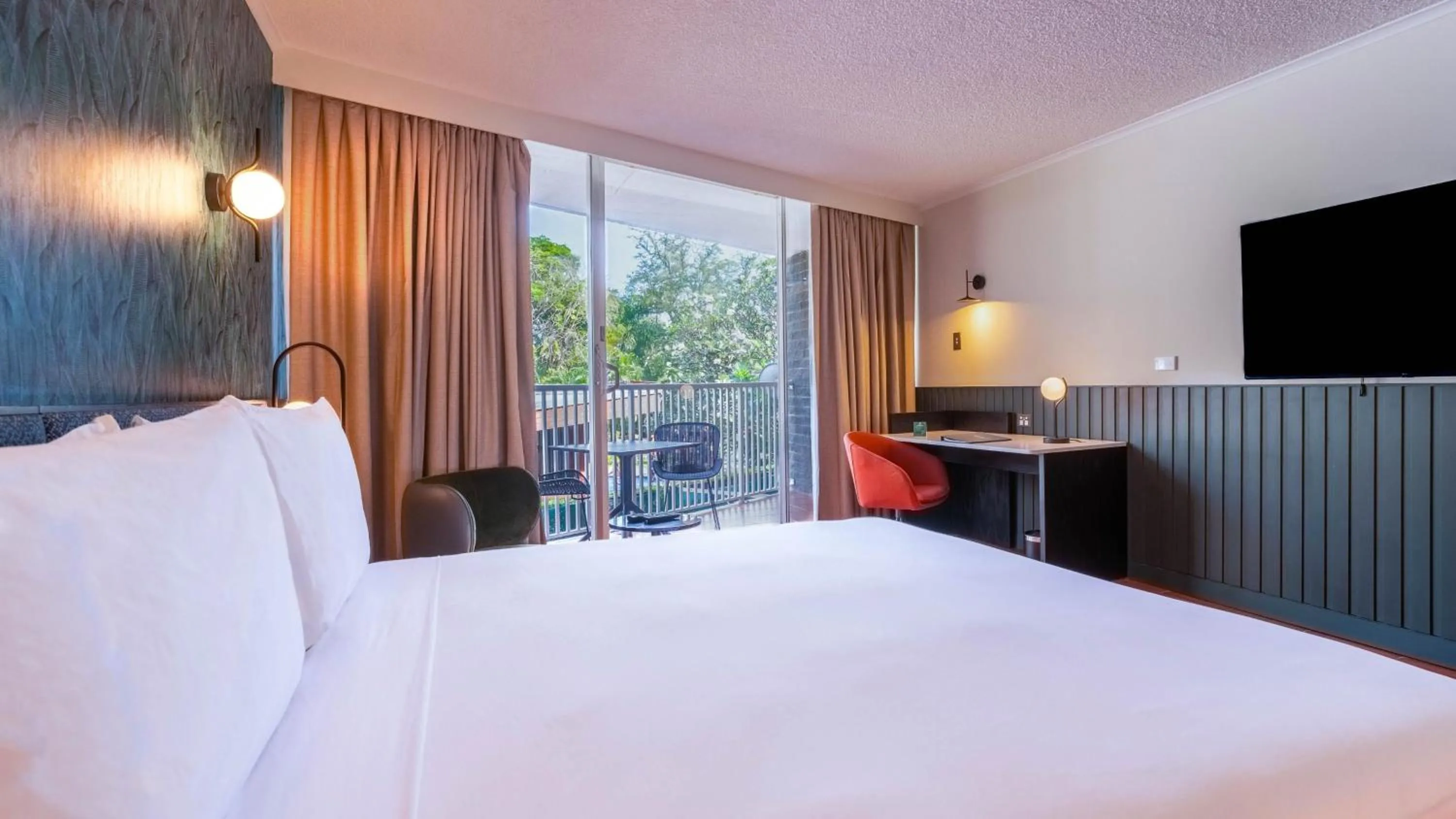 Photo of the whole room, Bed in Holiday Inn & Suites Port Moresby by IHG