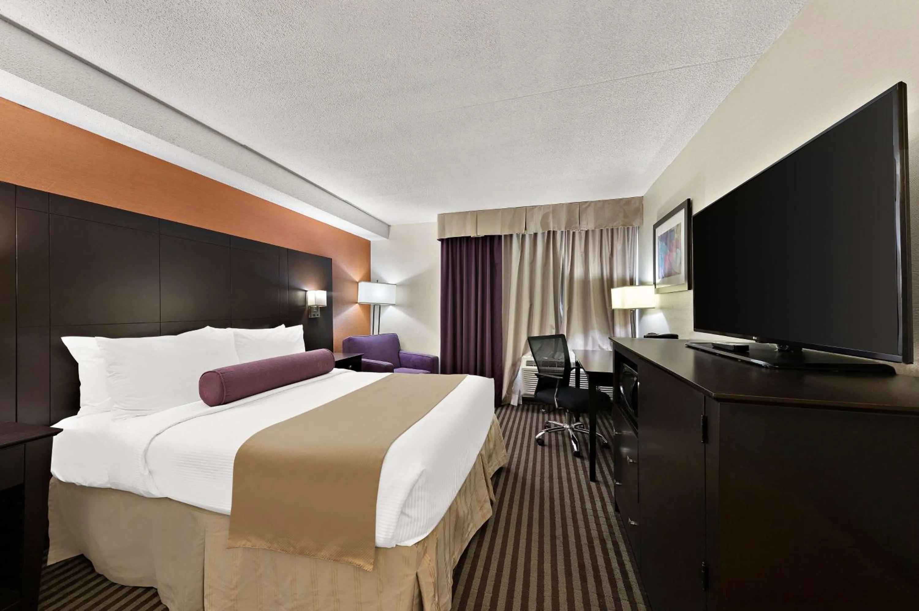 Bedroom, Bed in Best Western Plus Toronto North York Hotel & Suites