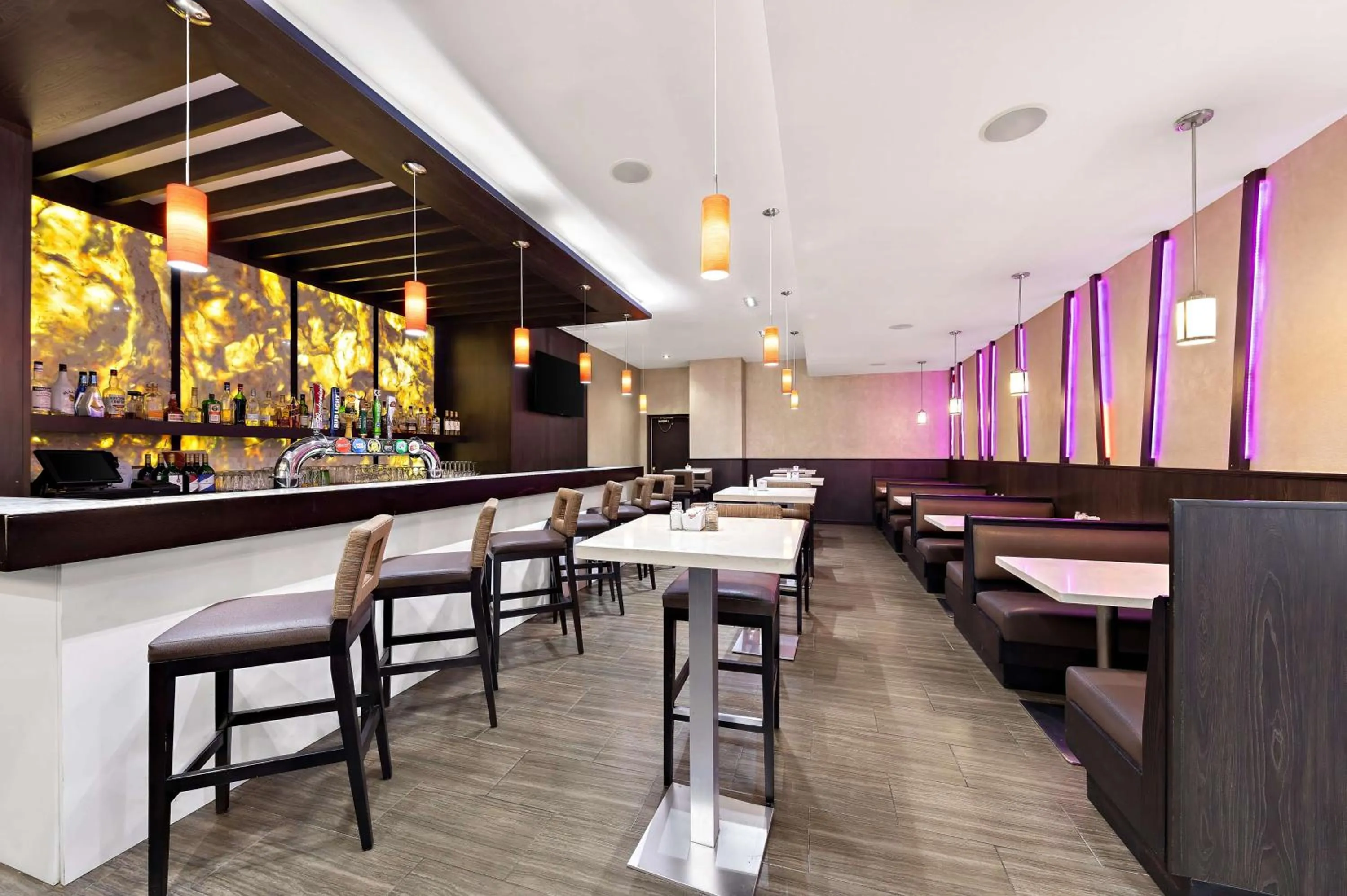 Restaurant/places to eat in Best Western Plus Toronto North York Hotel & Suites