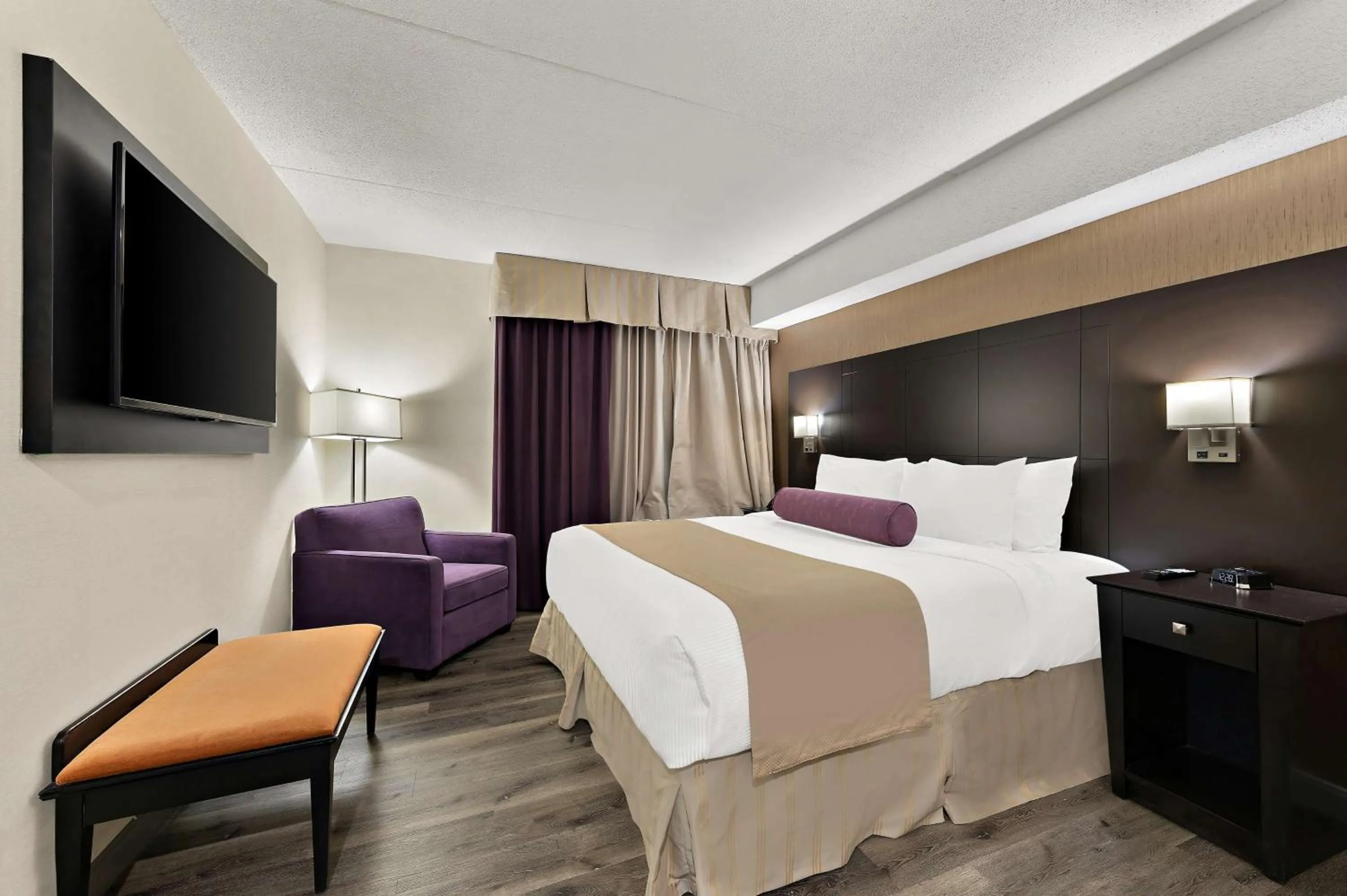 Bedroom, Bed in Best Western Plus Toronto North York Hotel & Suites