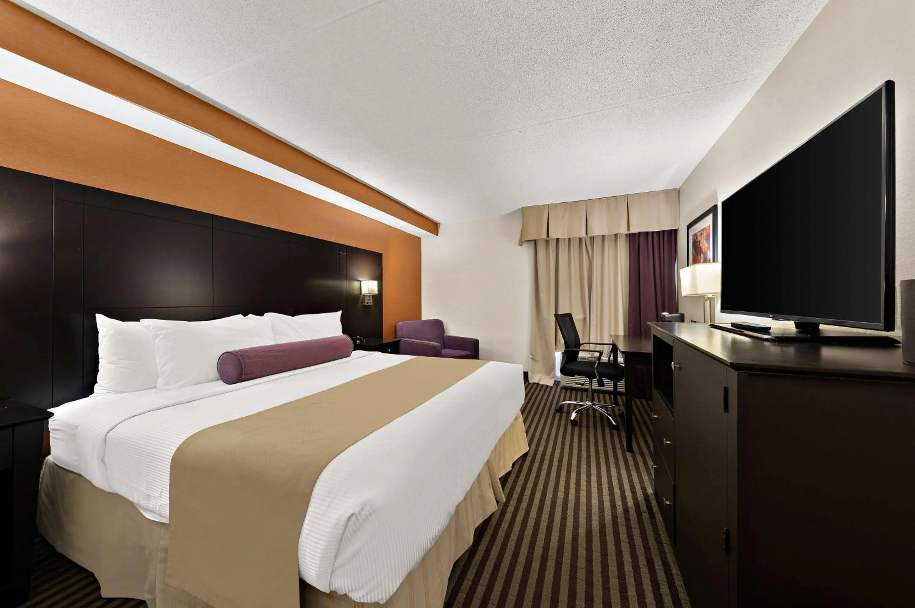 Bedroom, Bed in Best Western Plus Toronto North York Hotel & Suites