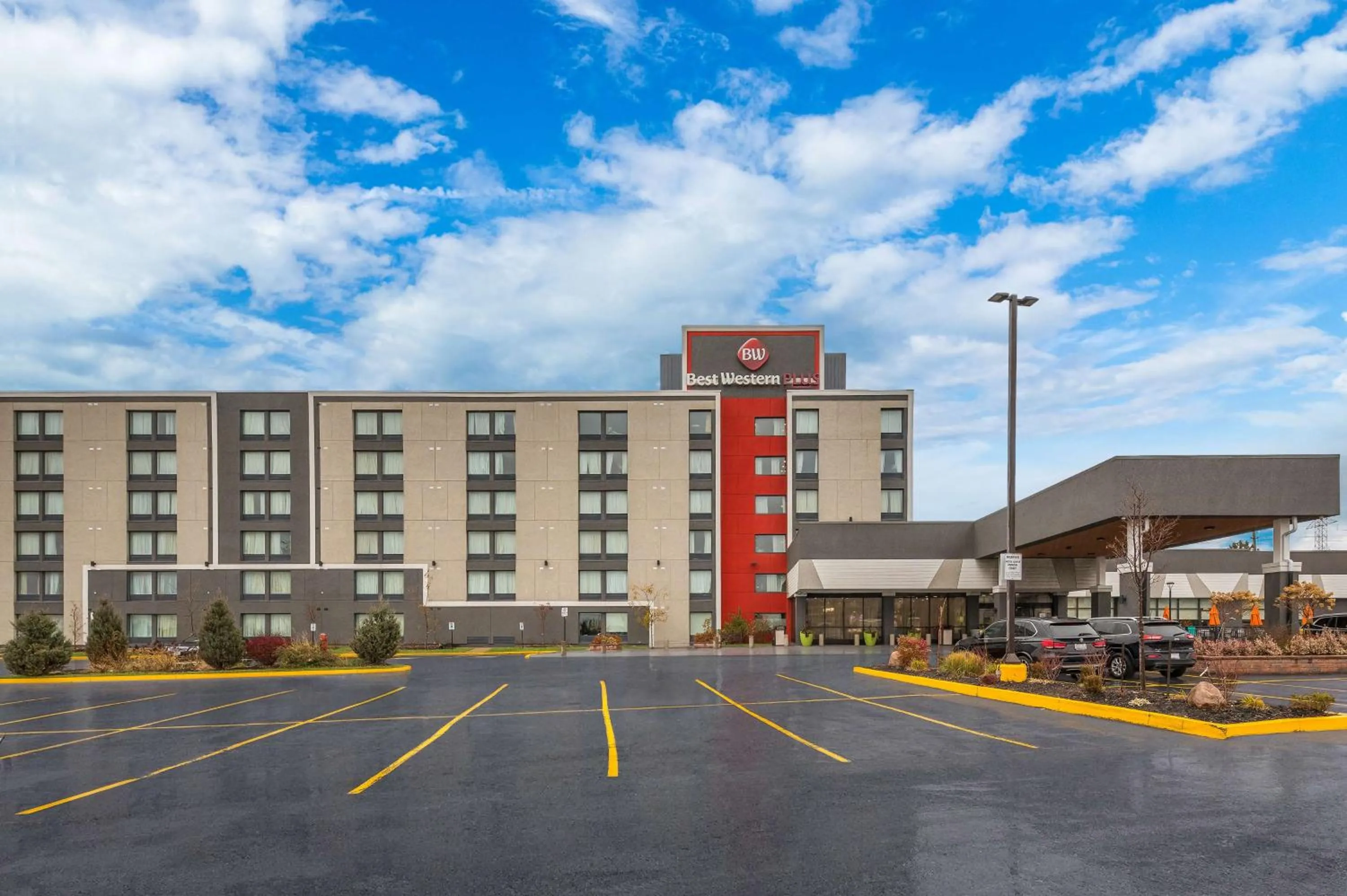 Property building in Best Western Plus Toronto North York Hotel & Suites
