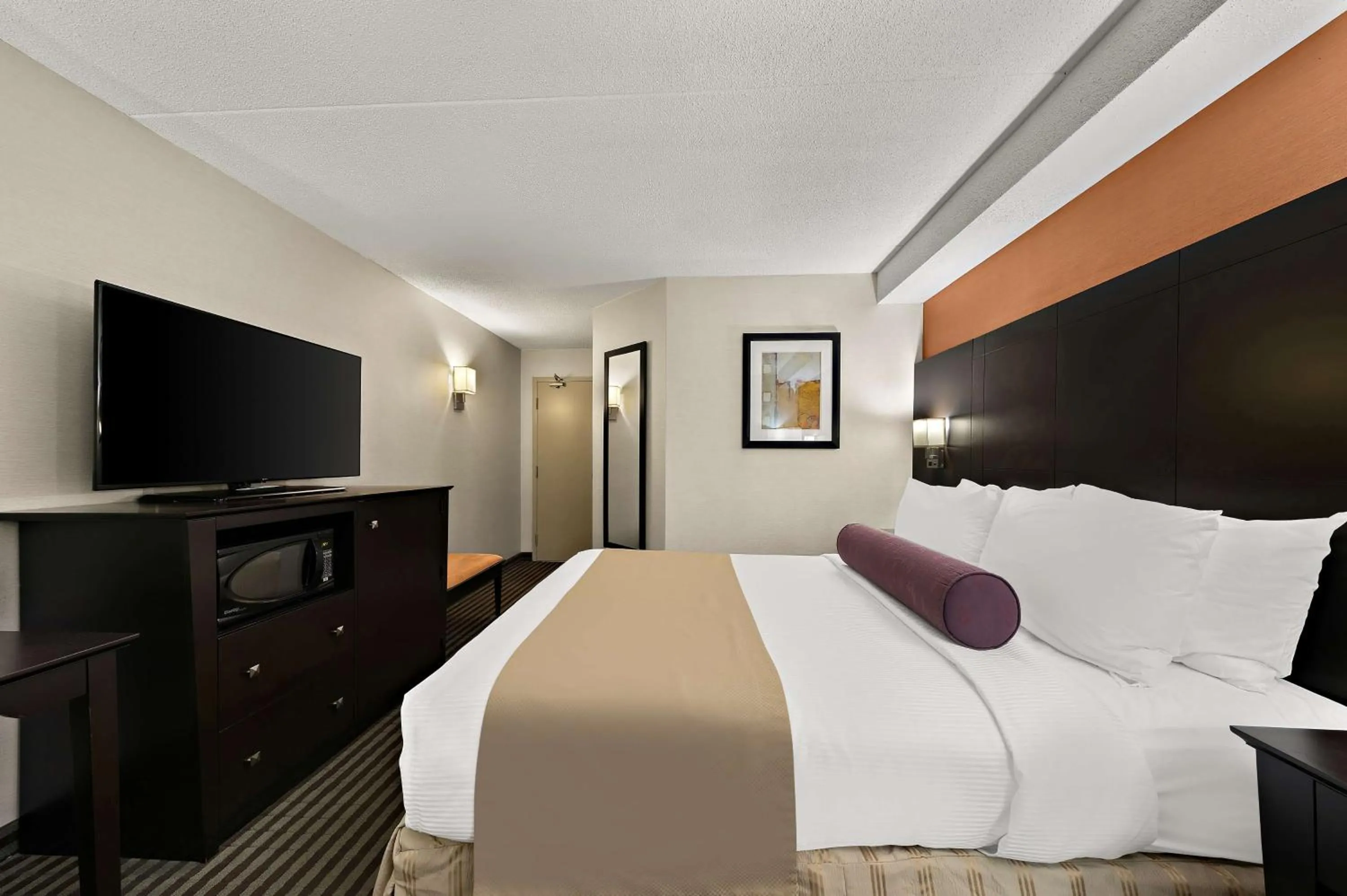 Bedroom, Bed in Best Western Plus Toronto North York Hotel & Suites