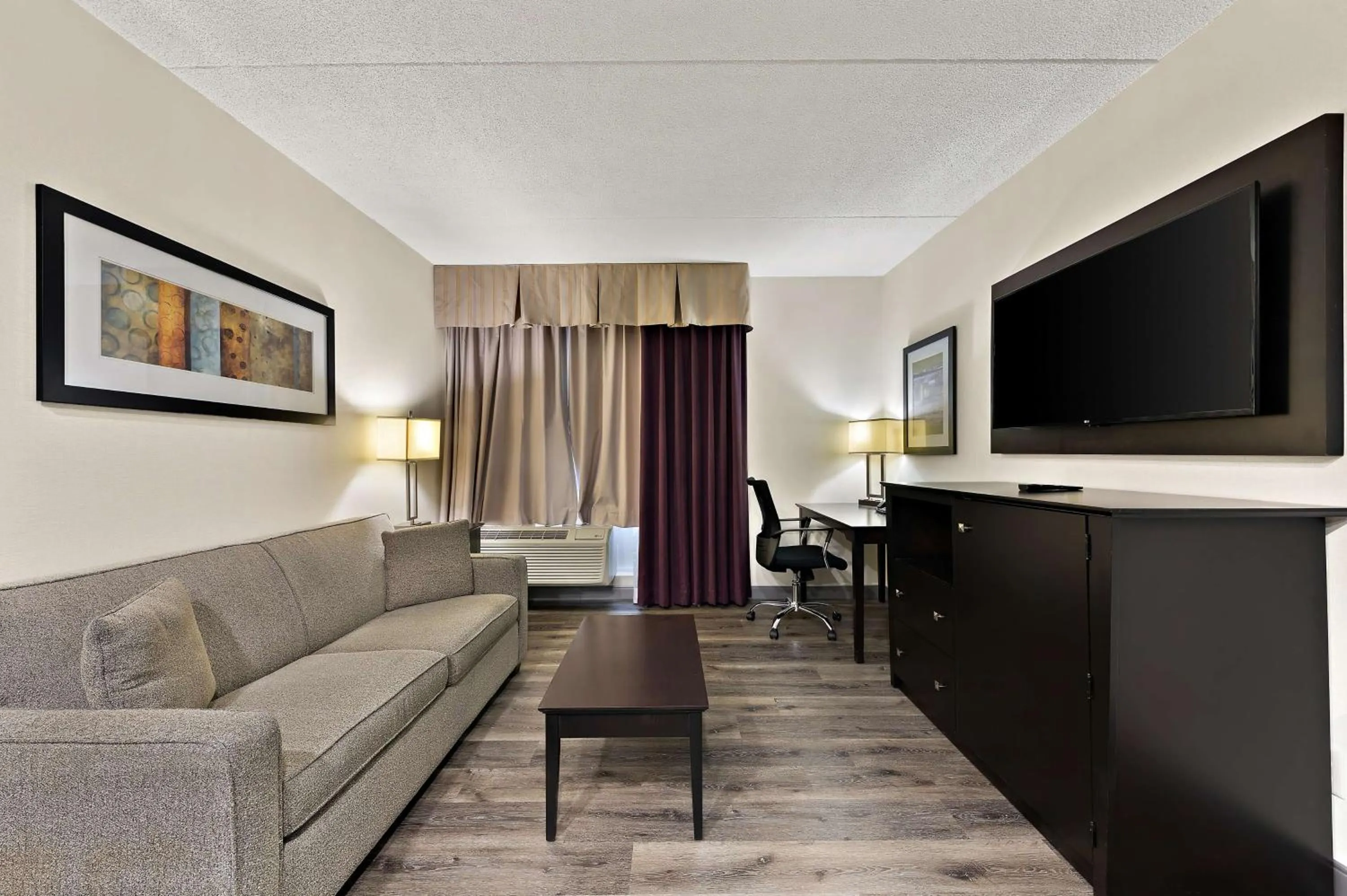Bedroom in Best Western Plus Toronto North York Hotel & Suites