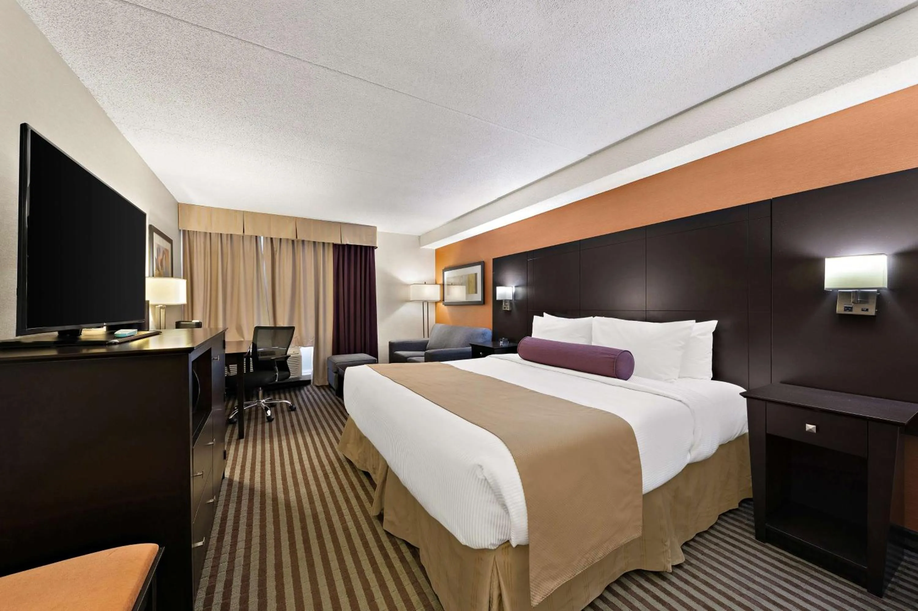 Bedroom, Bed in Best Western Plus Toronto North York Hotel & Suites