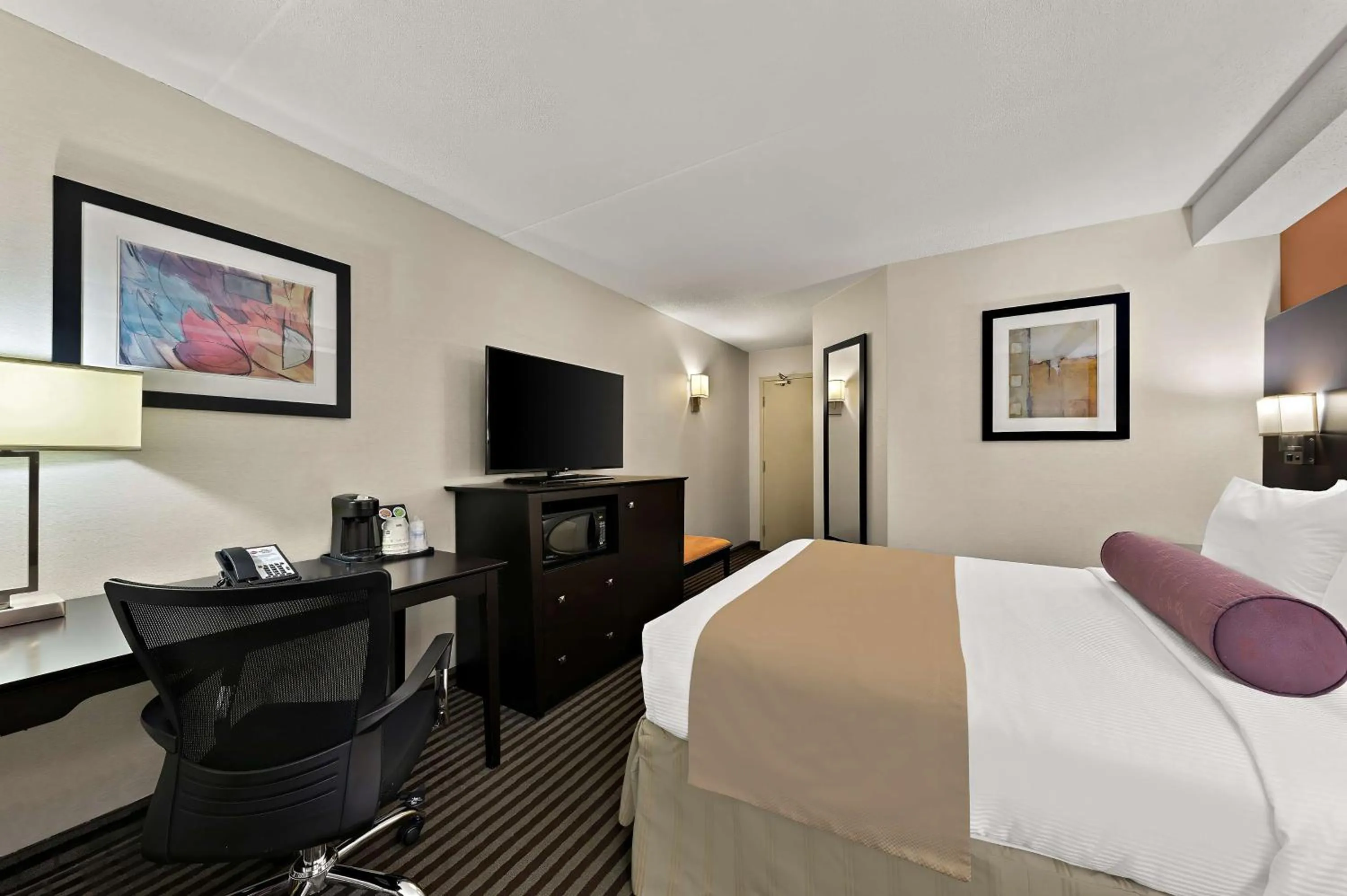 Bedroom, Bed in Best Western Plus Toronto North York Hotel & Suites