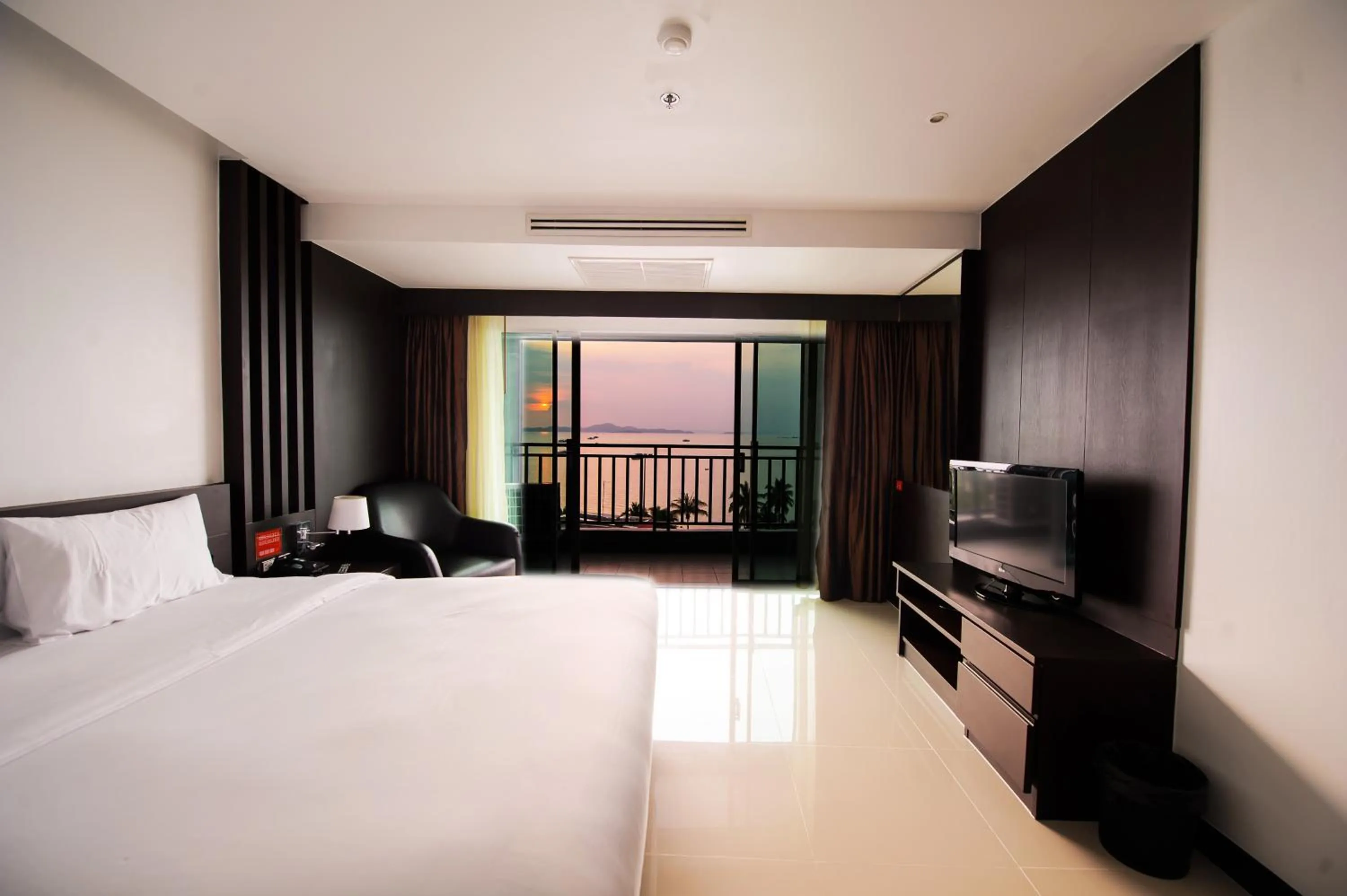 Photo of the whole room, Bed in Hotel Selection Pattaya