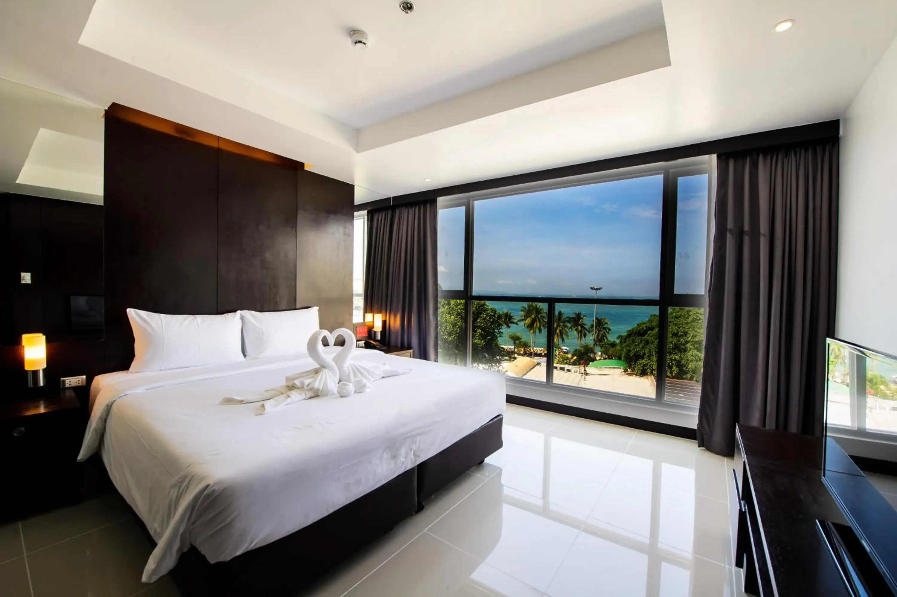 Corner Suite with Sea View in Hotel Selection Pattaya (SHA Plus) Corner Suite with Sea View in Hotel Selection Pattaya (SHA Plus)
