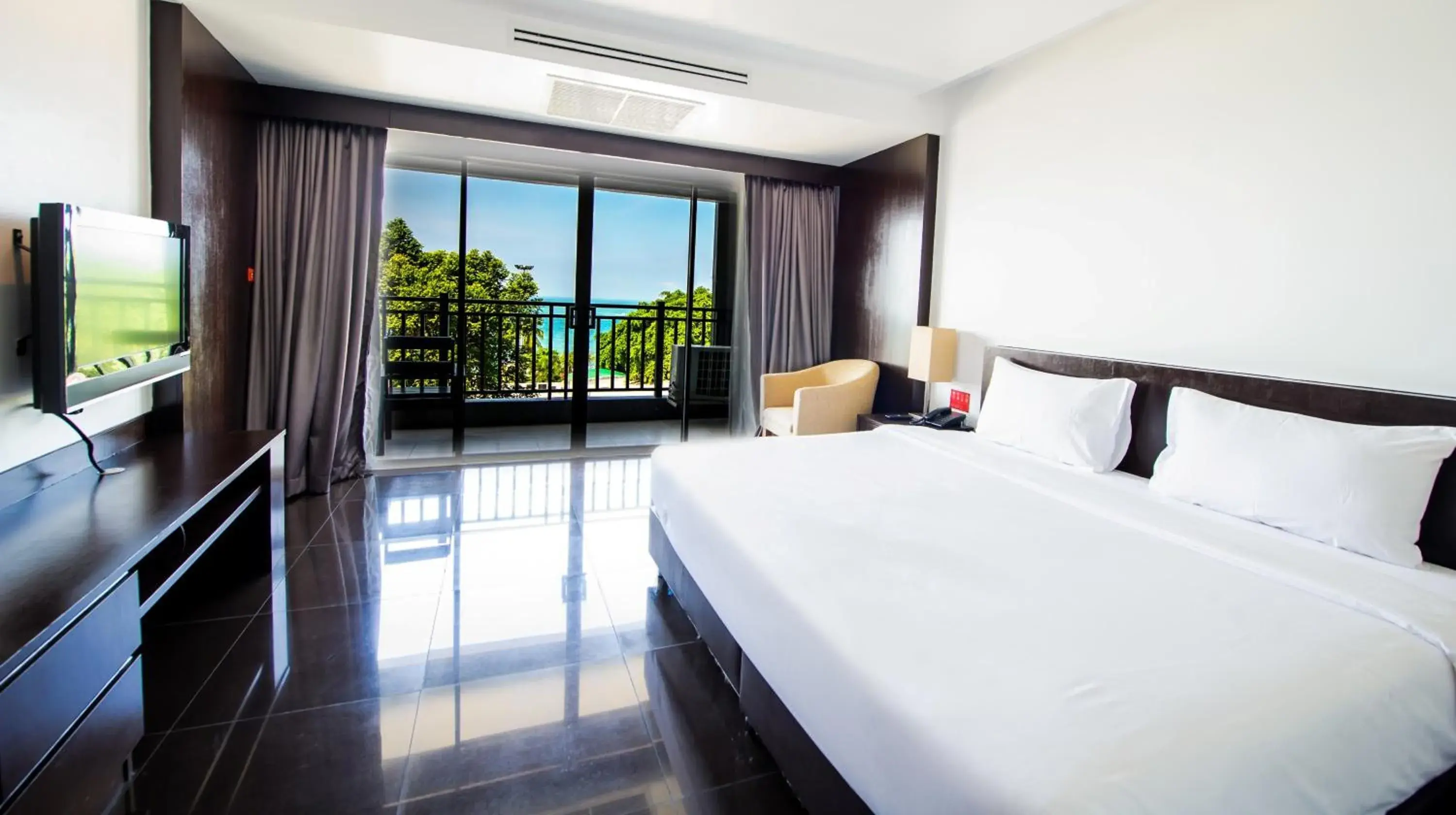 Executive Suite with Sea View in Hotel Selection Pattaya (SHA Plus) Executive Suite with Sea View in Hotel Selection Pattaya (SHA Plus)