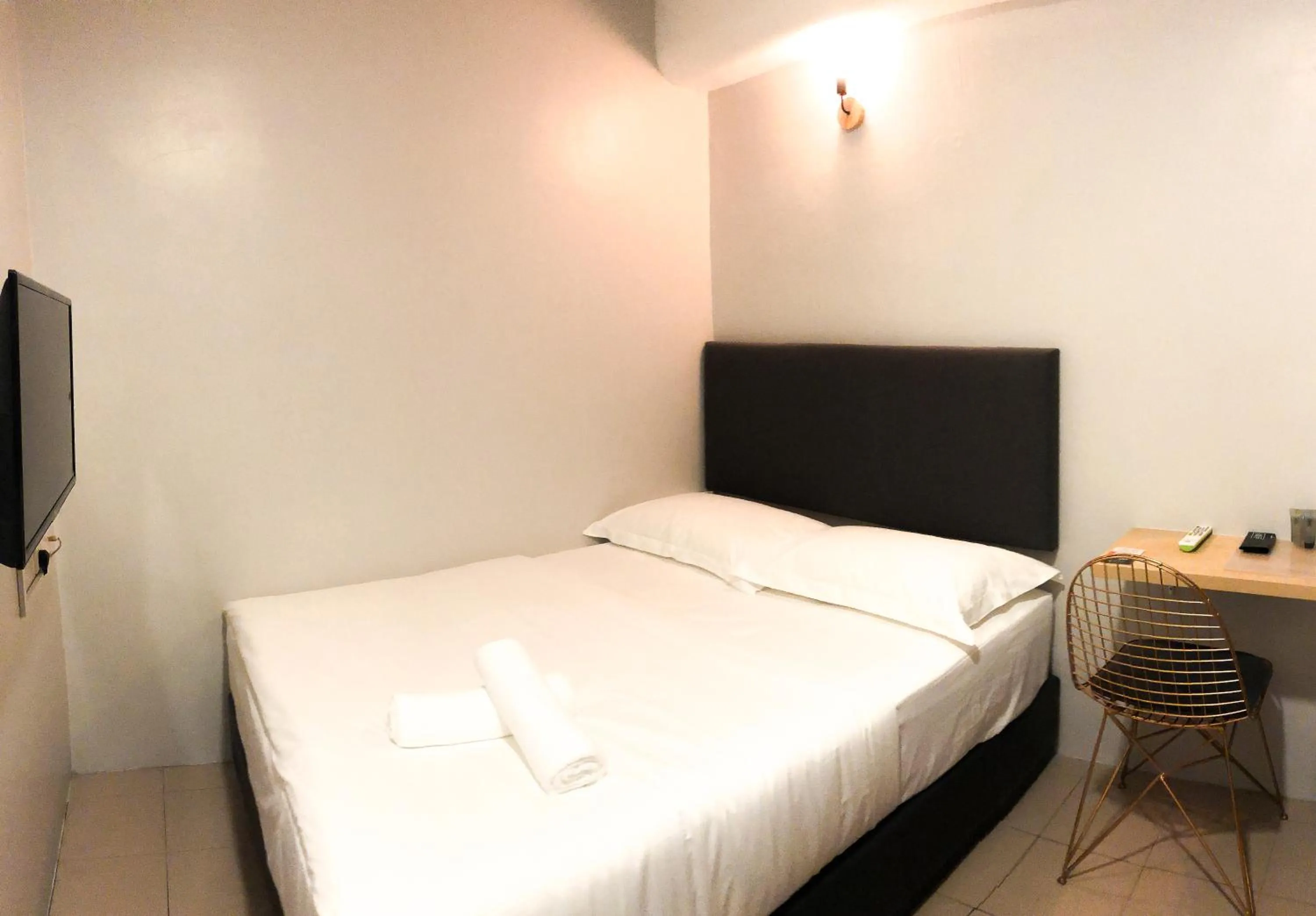 Bedroom, Bed in HAKO XPRESS TMN SKUDAI BARU