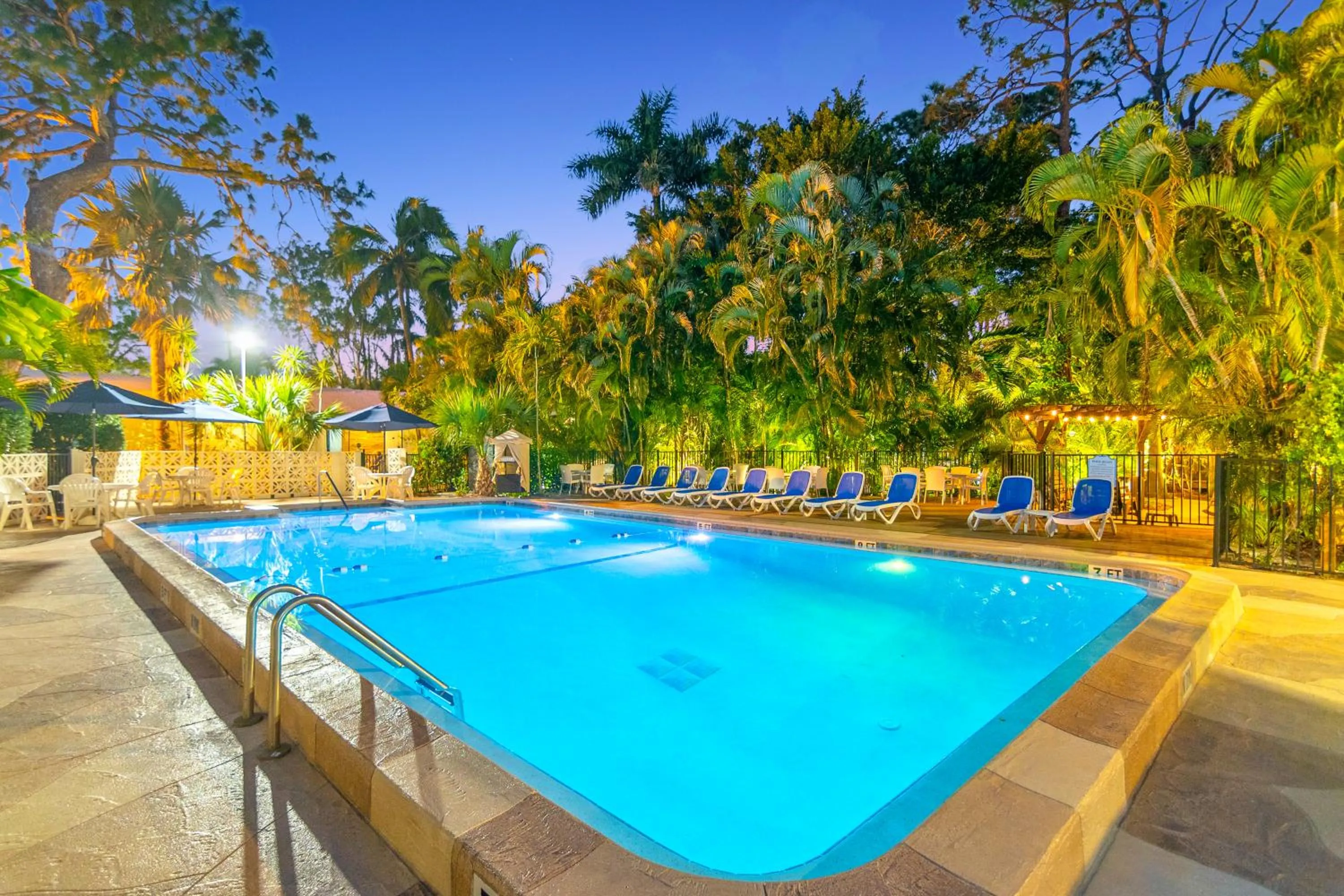Swimming pool in The Fairways Inn of Naples