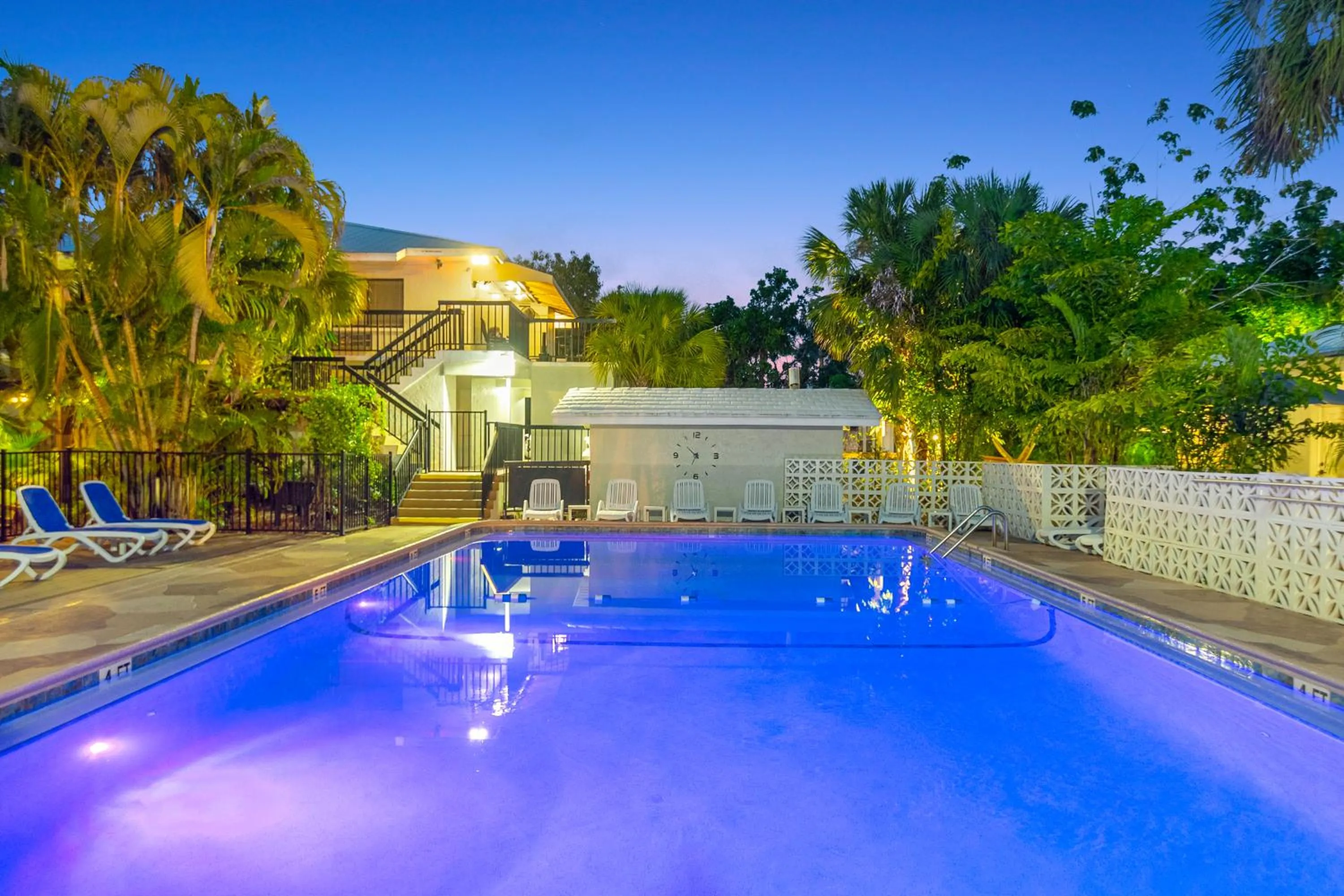 Swimming pool in The Fairways Inn of Naples