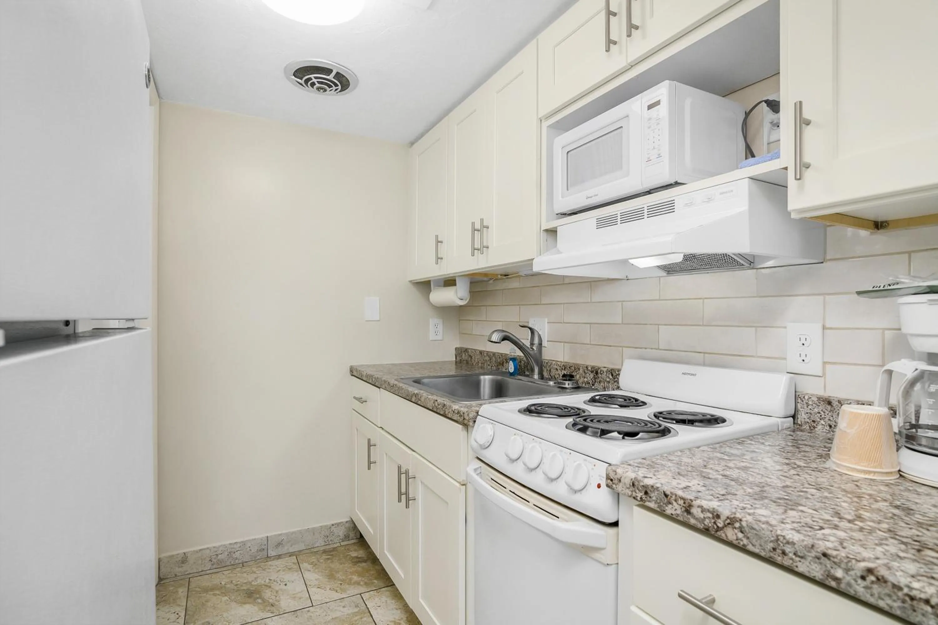 Kitchen or kitchenette in The Fairways Inn of Naples