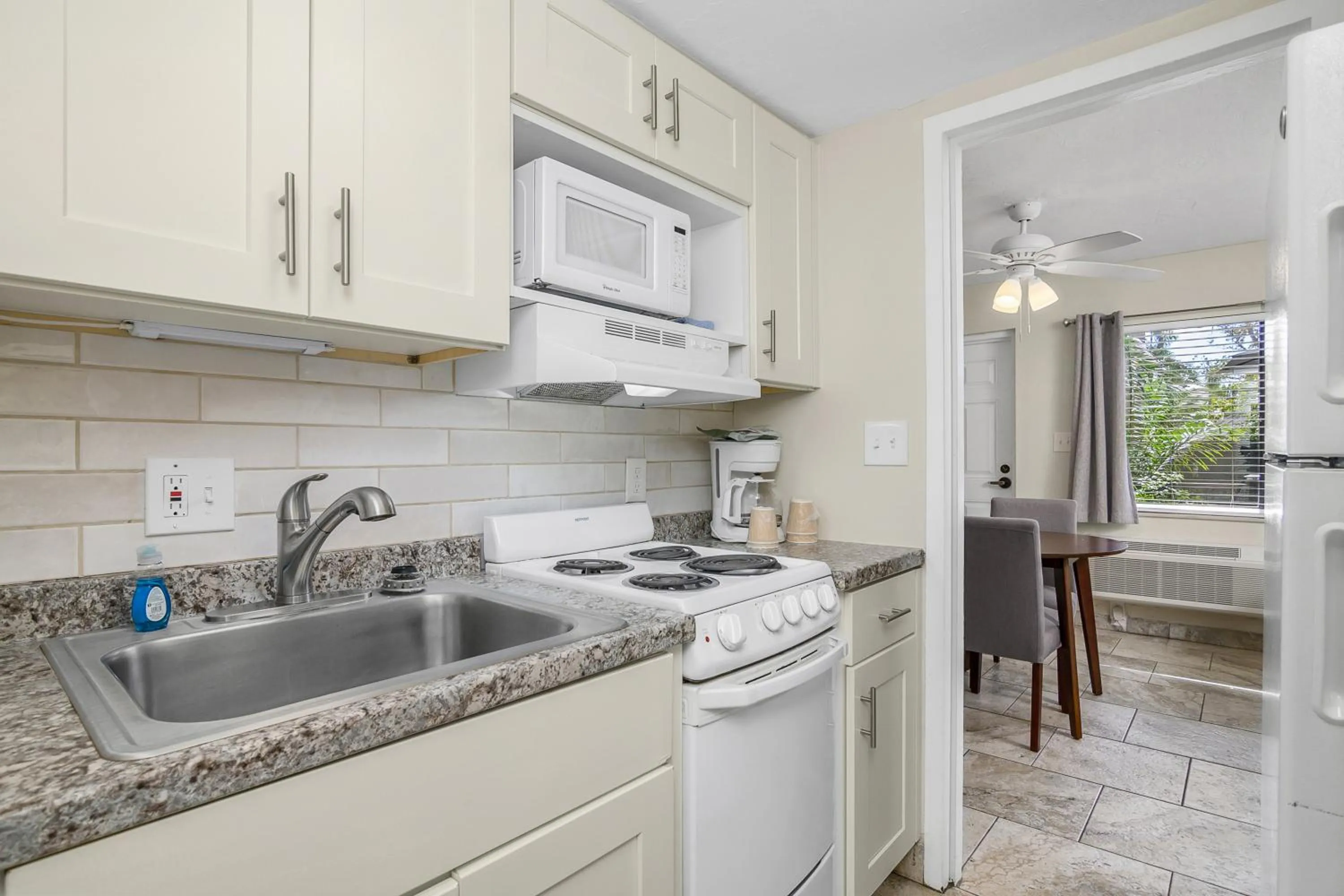 Kitchen or kitchenette in The Fairways Inn of Naples