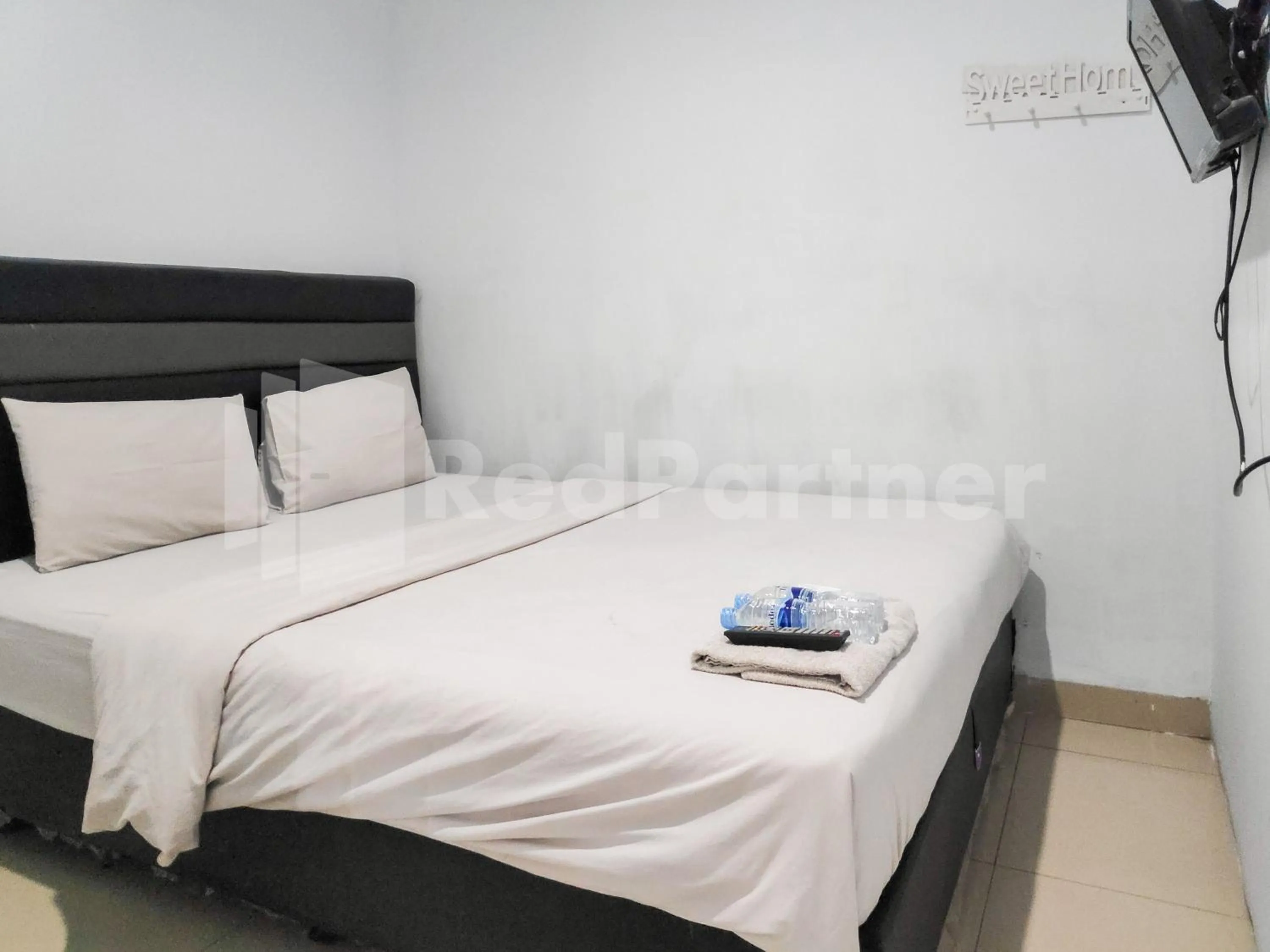 Bedroom, Bed in Ada Guest House Medan Redpartner