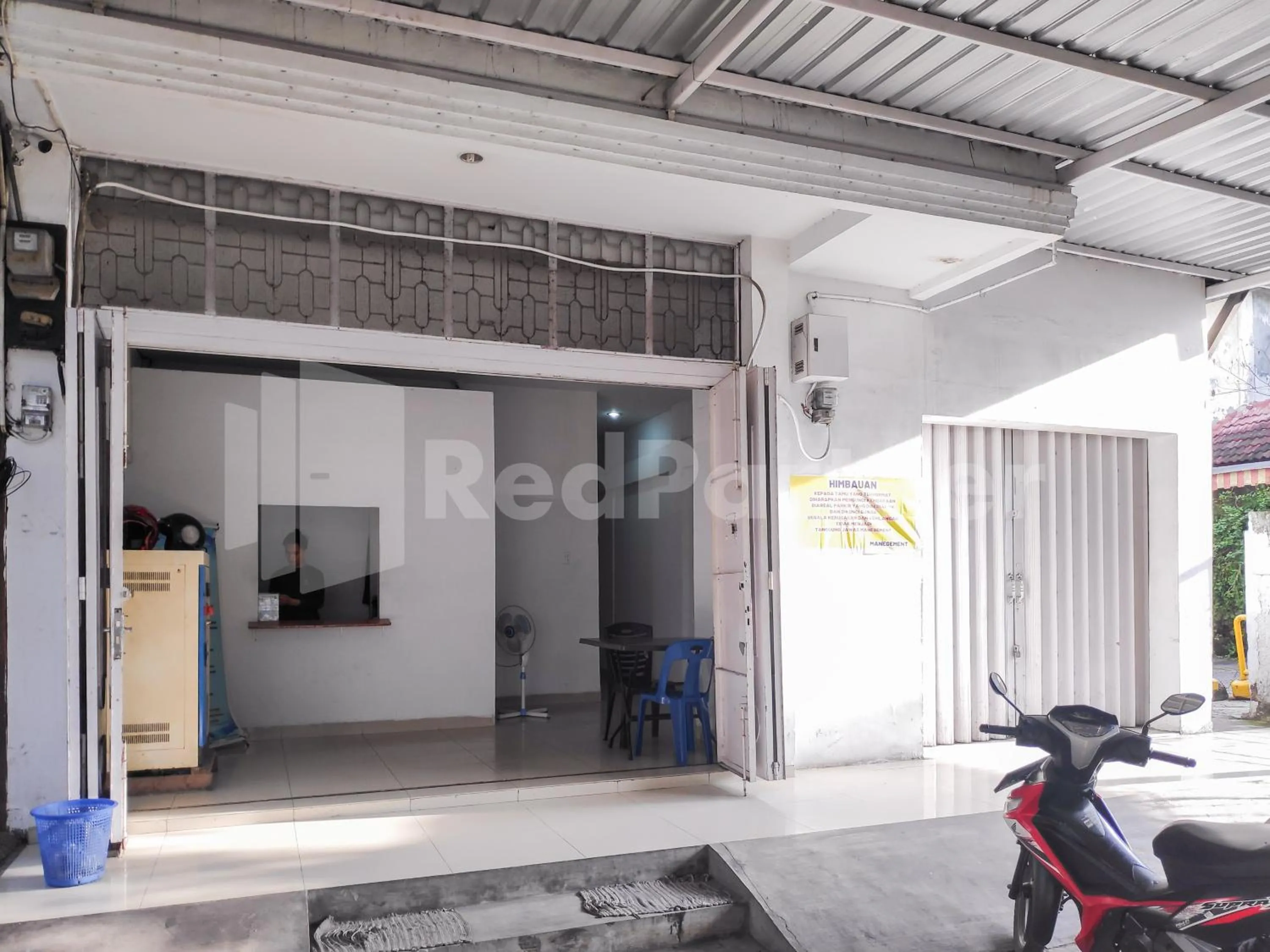 Property building in Ada Guest House Medan Redpartner