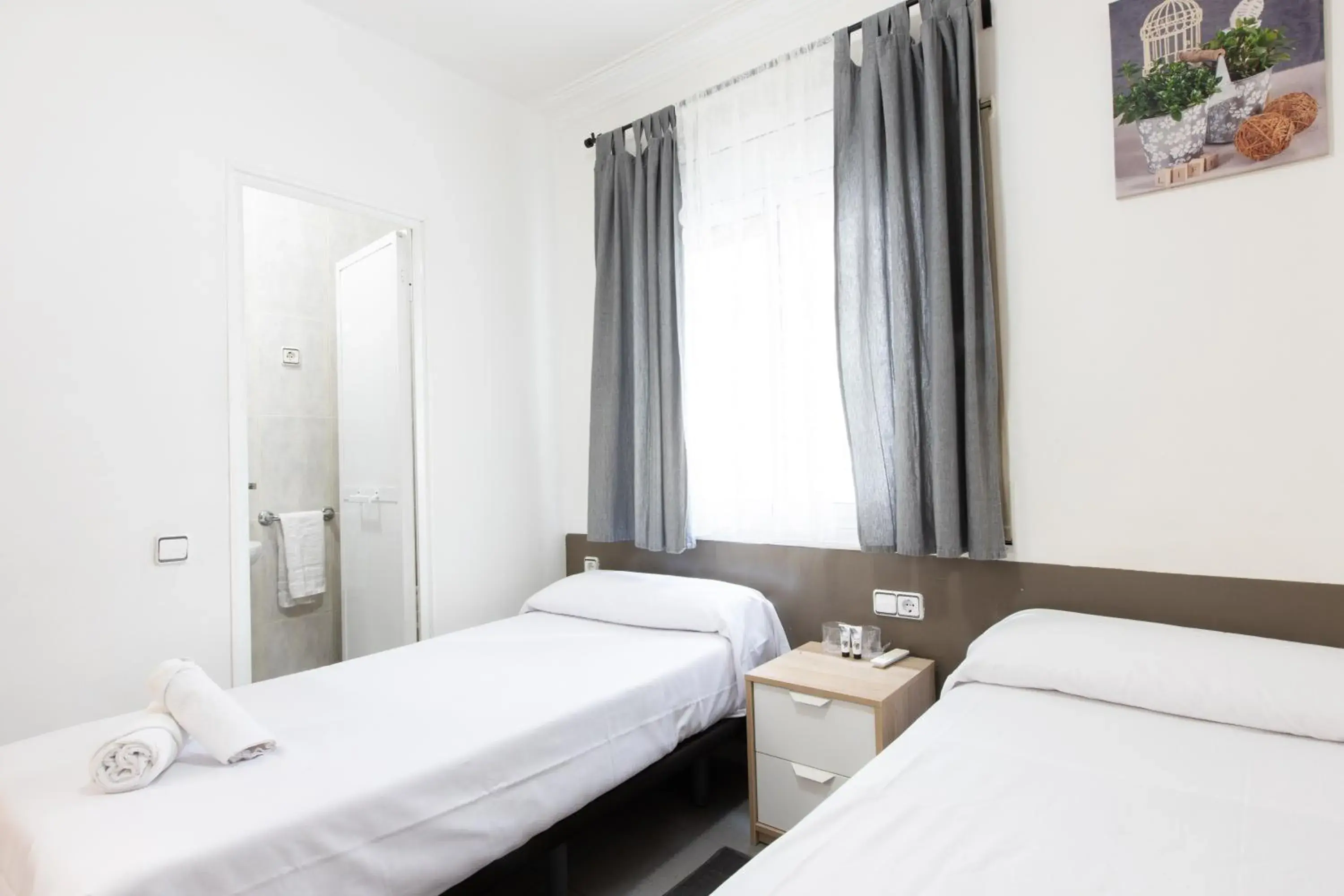 Twin Room with Private Bathroom in Pensión Galicia Twin Room with Private Bathroom in Pensión Galicia