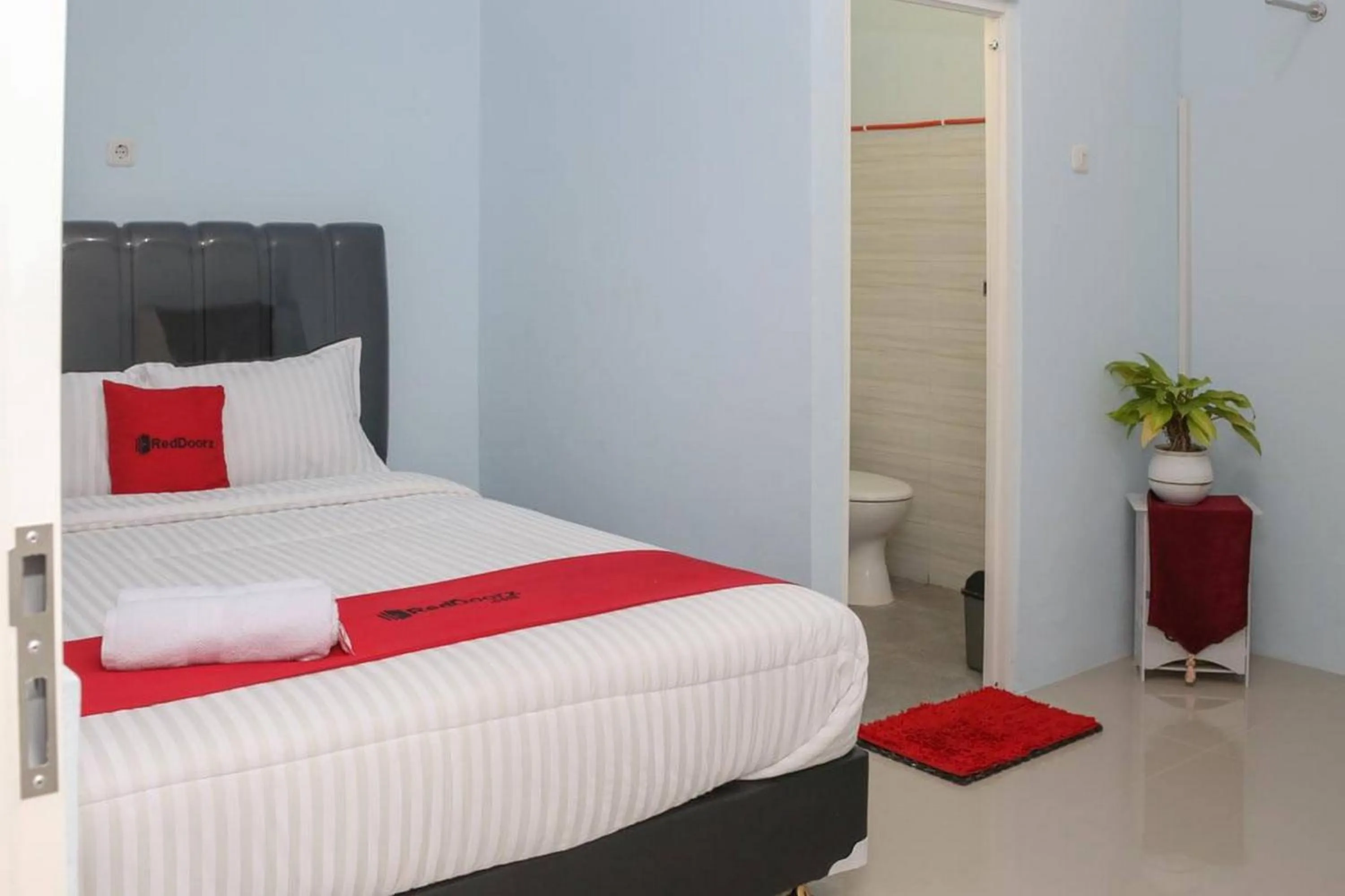 Bedroom, Bed in RedDoorz Syariah near Suncity Mall Madiun