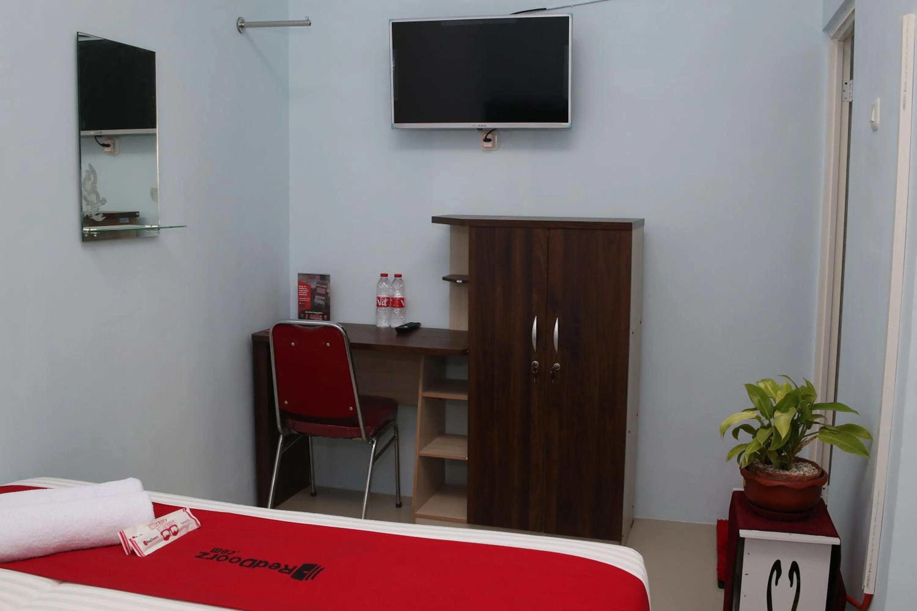 Bed in RedDoorz Syariah near Suncity Mall Madiun