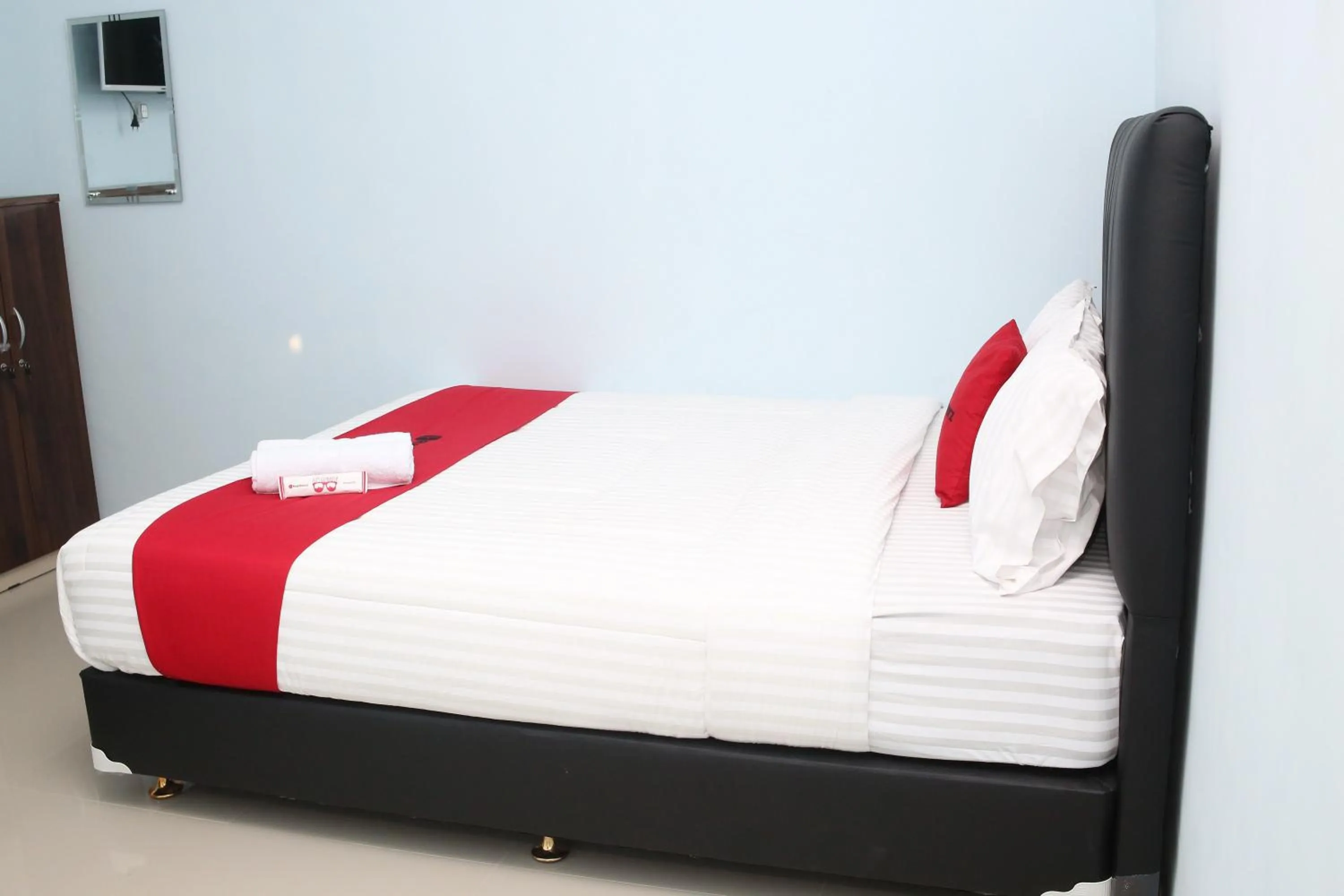 Bed in RedDoorz Syariah near Suncity Mall Madiun